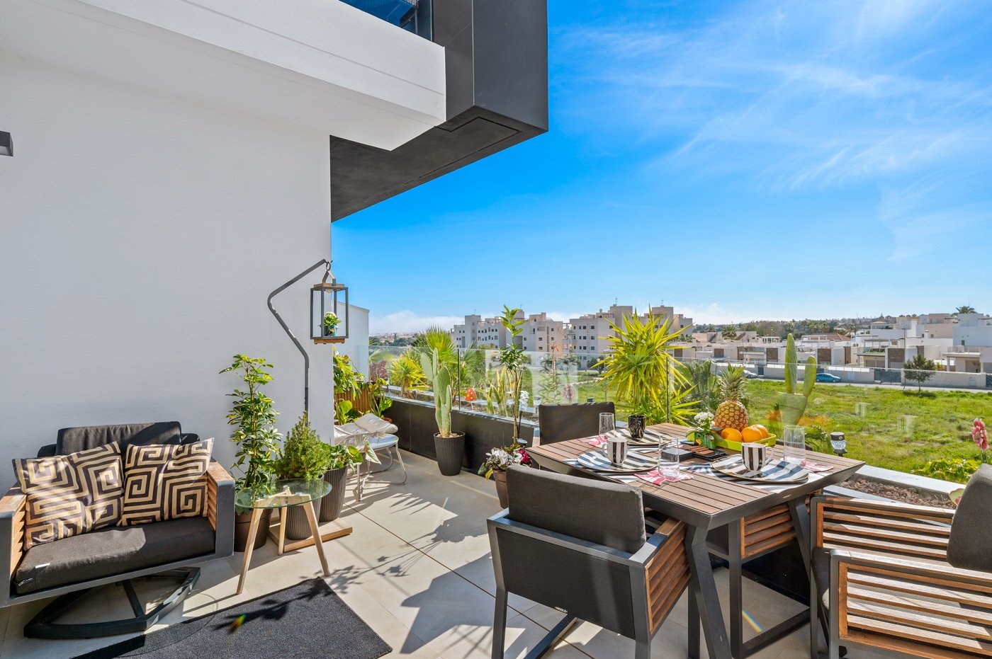  Exklusives zweistöckiges Penthouse mit drei Schlafzimmern, zwei Bädern, Tiefgaragenstellplatz und Zugang zu einem Gemeinschaftsbereich mit drei Swimm