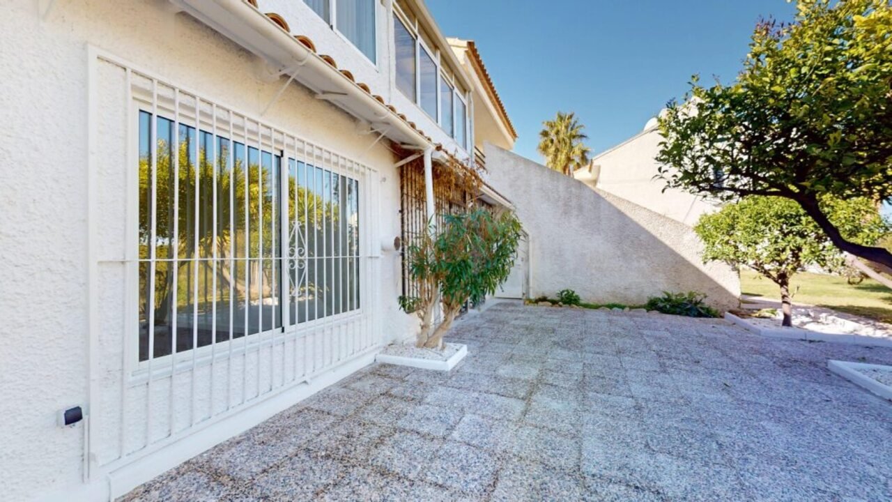   Prime Located Ground-Floor Bungalow in VillamartínTop draw renovated bungalow located in the heart of Villamartín, Orihuela Costa. Just fully refurb