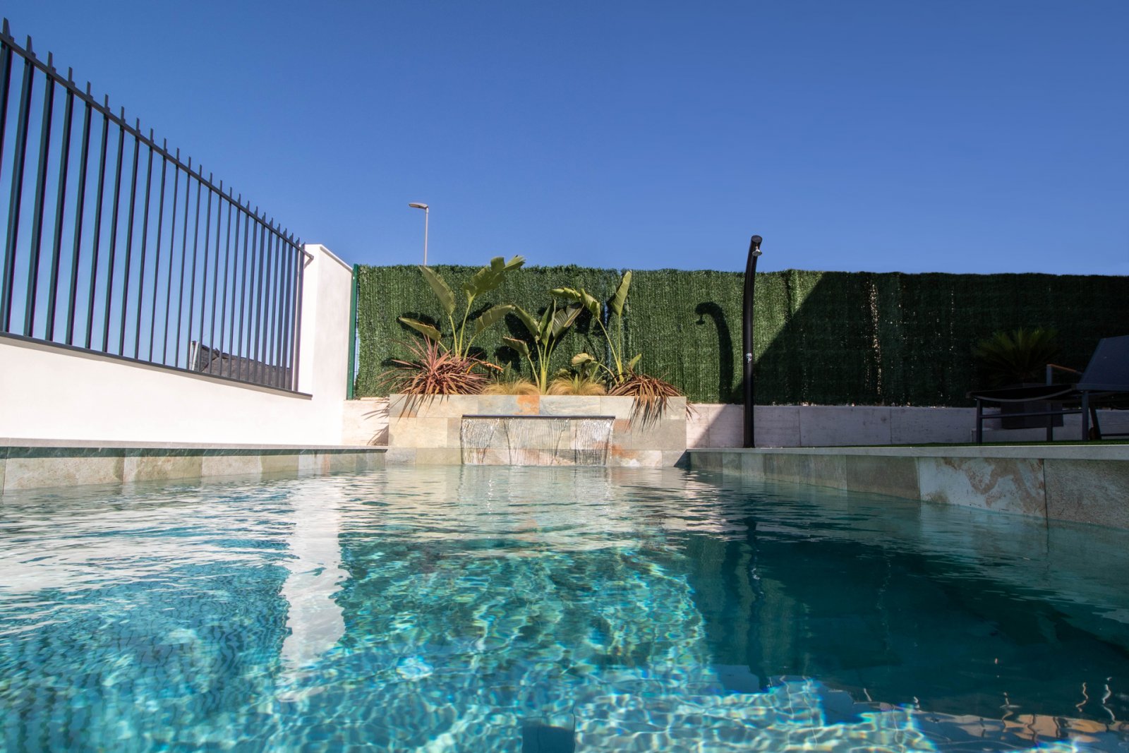  In der charmanten Stadt Finestrat gelegen, bietet diese exklusive Kollektion von 11 unabhängigen Wohnhäusern eine privilegierte Umgebung mit Meerblic