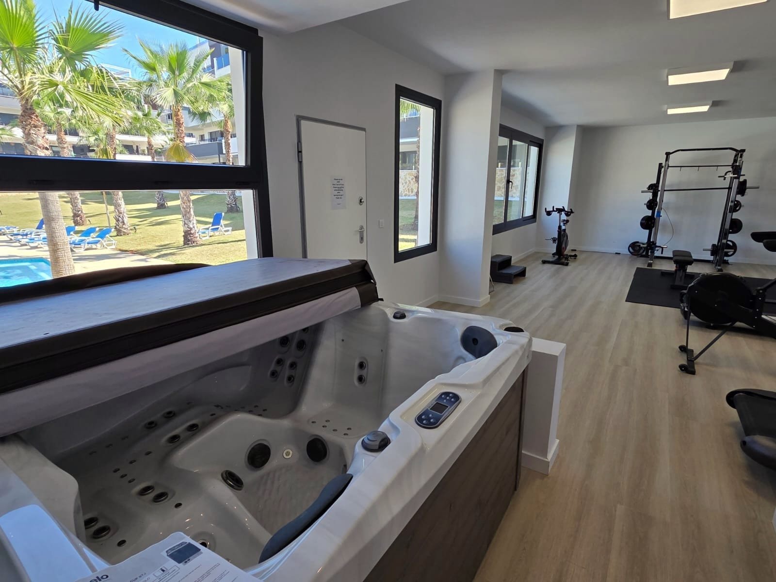  Luxuriöse Wohnung zum Verkauf im Resort&amp;nbsp;Amanecer, im begehrten Viertel Los Altos an der Orihuela Costa. Die 2024 fertiggestellte, stilvolle 