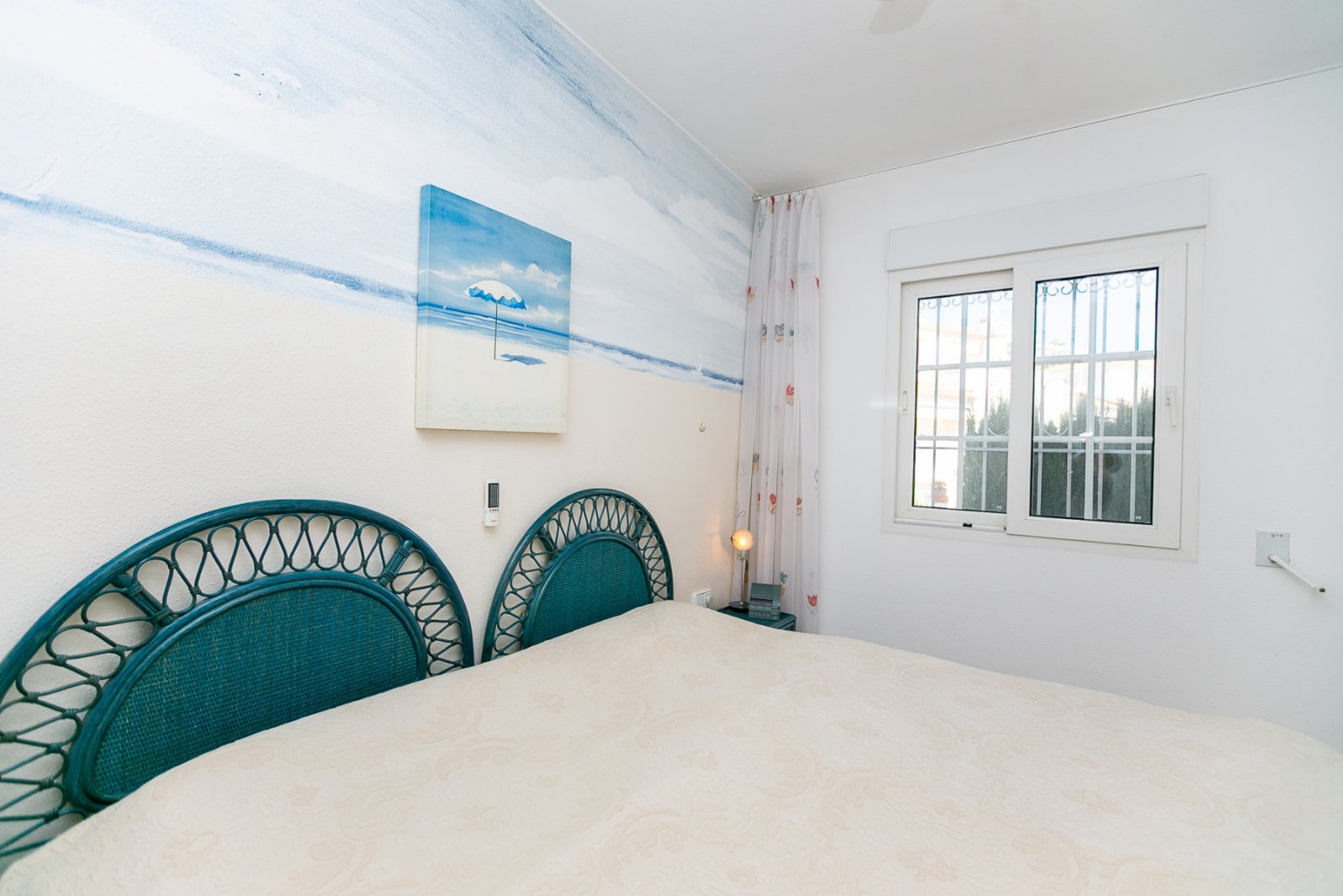  Entdecken Sie diesen charmanten Bungalow im Erdgeschoss, gelegen in einer der schönsten und charaktervollsten Wohnanlagen in Playa Flamenca. Eine typ