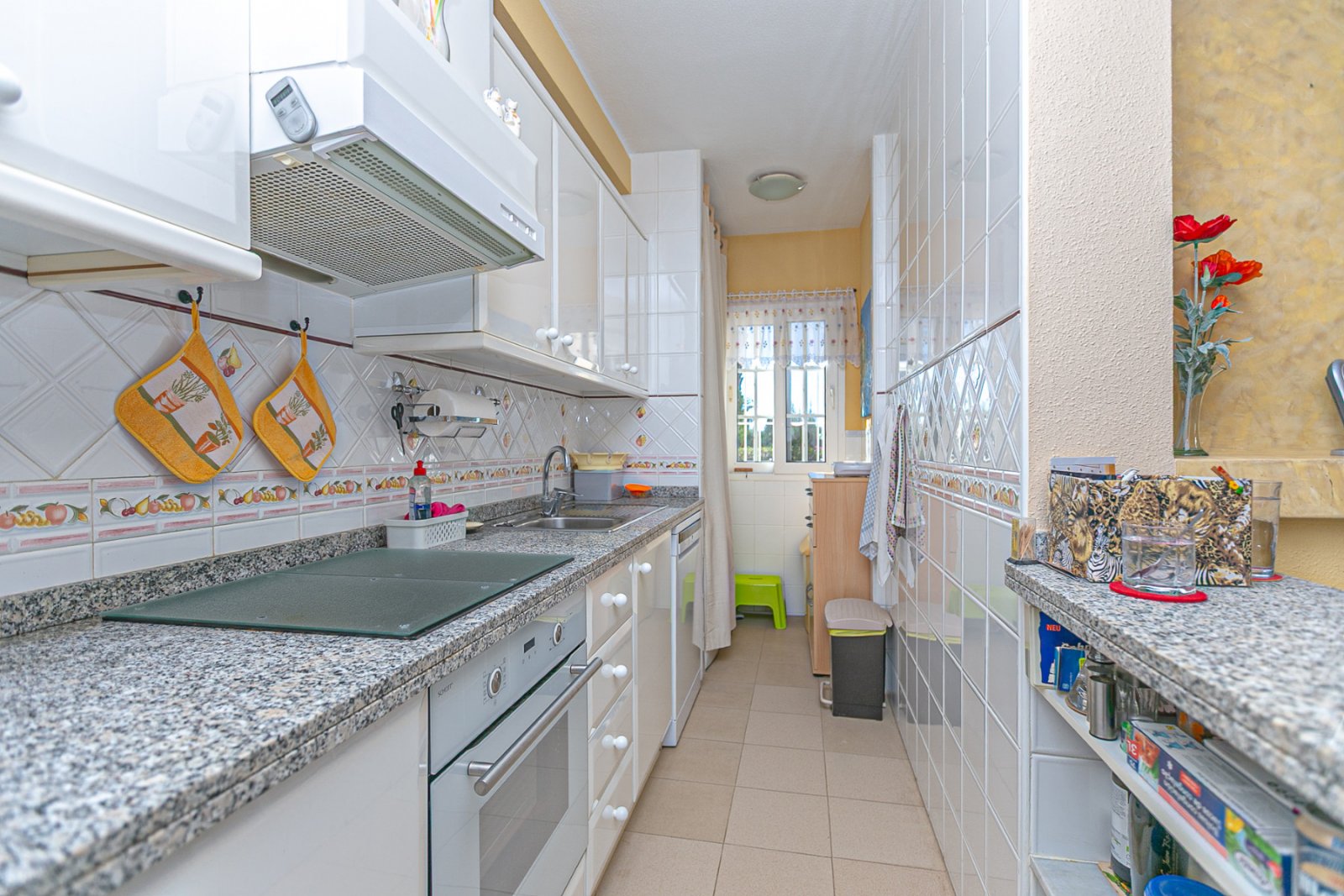  Entdecken Sie diesen charmanten Bungalow im Erdgeschoss, gelegen in einer der schönsten und charaktervollsten Wohnanlagen in Playa Flamenca. Eine typ