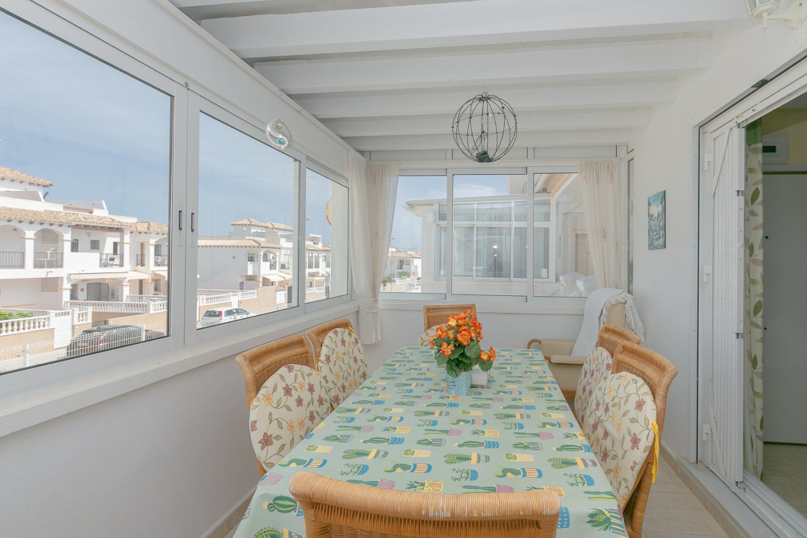  Wir präsentieren Ihnen dieses fantastische Bungalow in der obersten Etage im exklusiven, geschlossenen Wohnkomplex Zeniamar III, einer der gefragtest