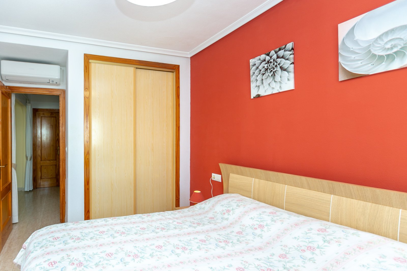  Wir präsentieren Ihnen dieses fantastische Bungalow in der obersten Etage im exklusiven, geschlossenen Wohnkomplex Zeniamar III, einer der gefragtest