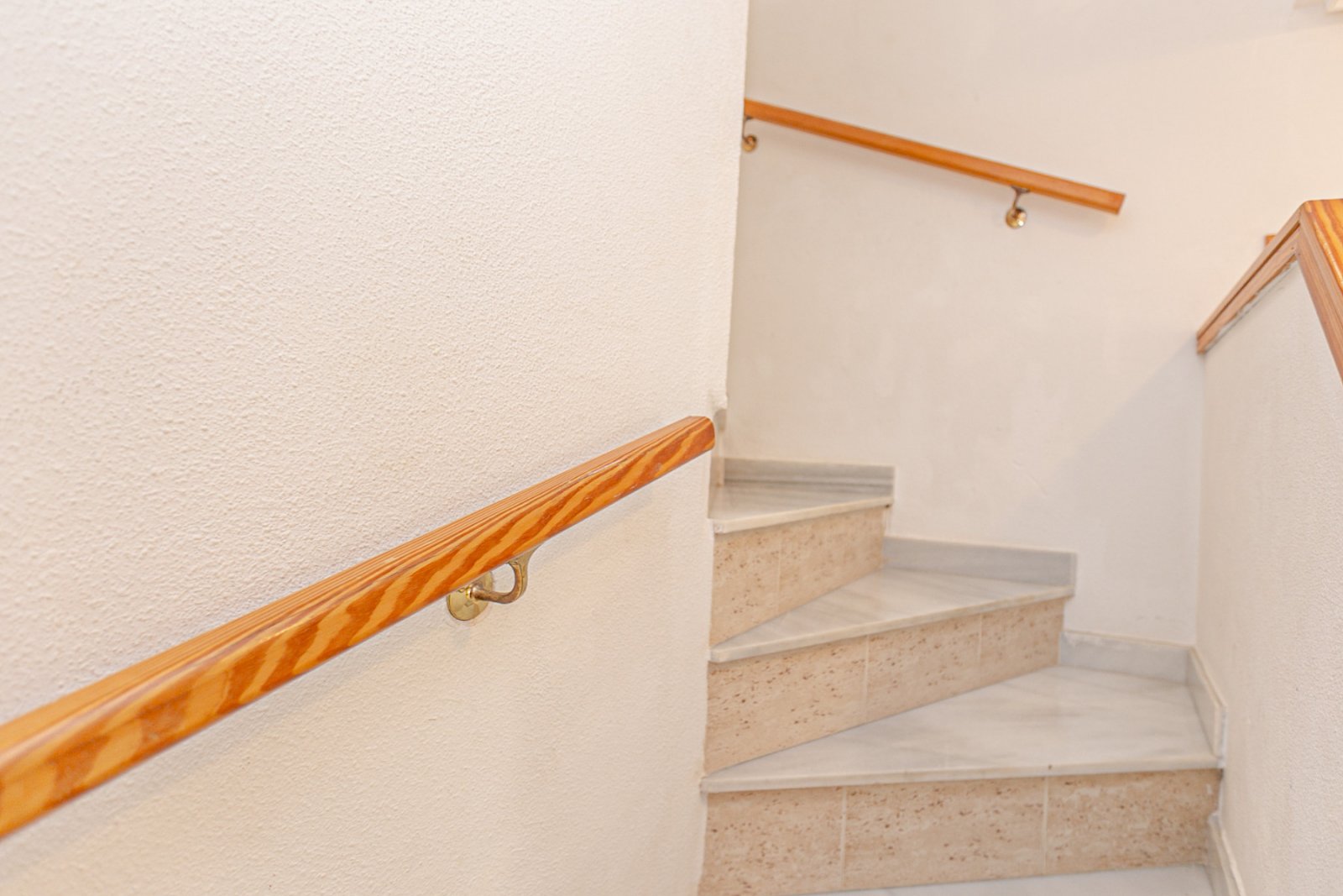  Wir präsentieren Ihnen dieses fantastische Bungalow in der obersten Etage im exklusiven, geschlossenen Wohnkomplex Zeniamar III, einer der gefragtest