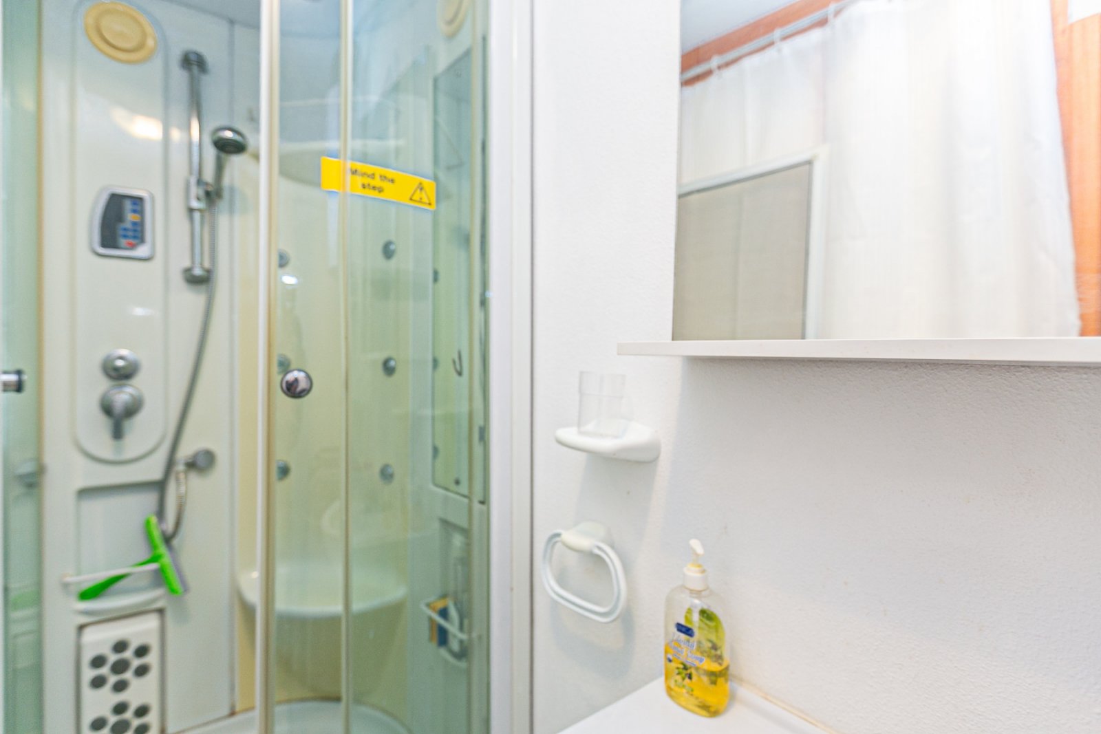  Wir präsentieren Ihnen dieses fantastische Bungalow in der obersten Etage im exklusiven, geschlossenen Wohnkomplex Zeniamar III, einer der gefragtest