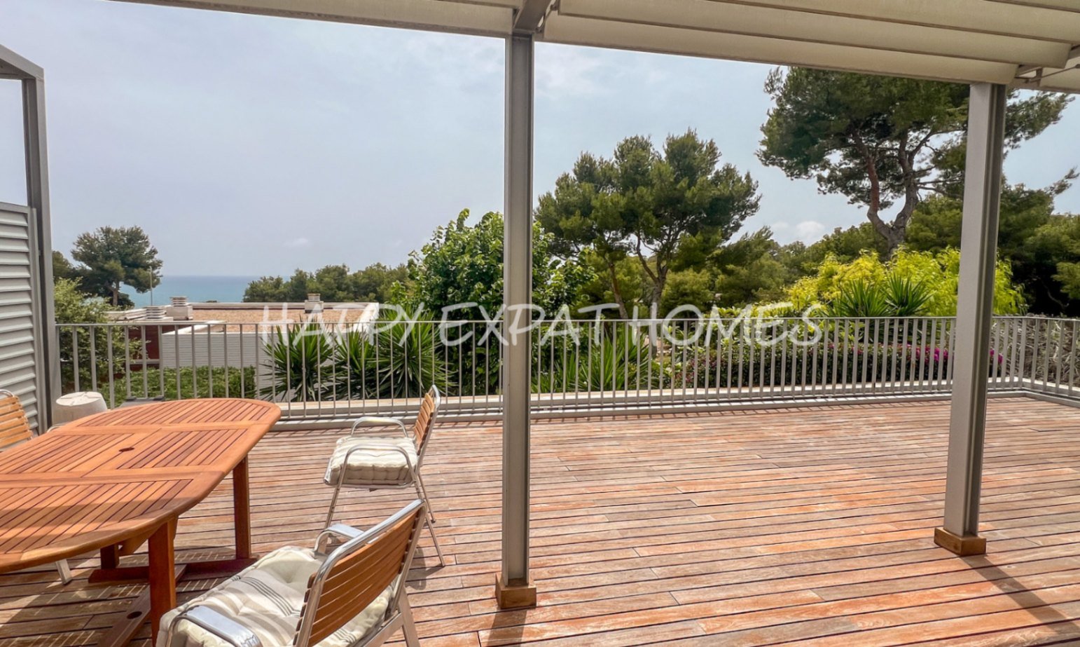 Wir lieben die Urbanisierung Casas del Mar, und dieses Duplex mit fünf Schlafzimmern und seiner wunderbaren Terrasse wird Ihr Herz stehlen.Von der ge