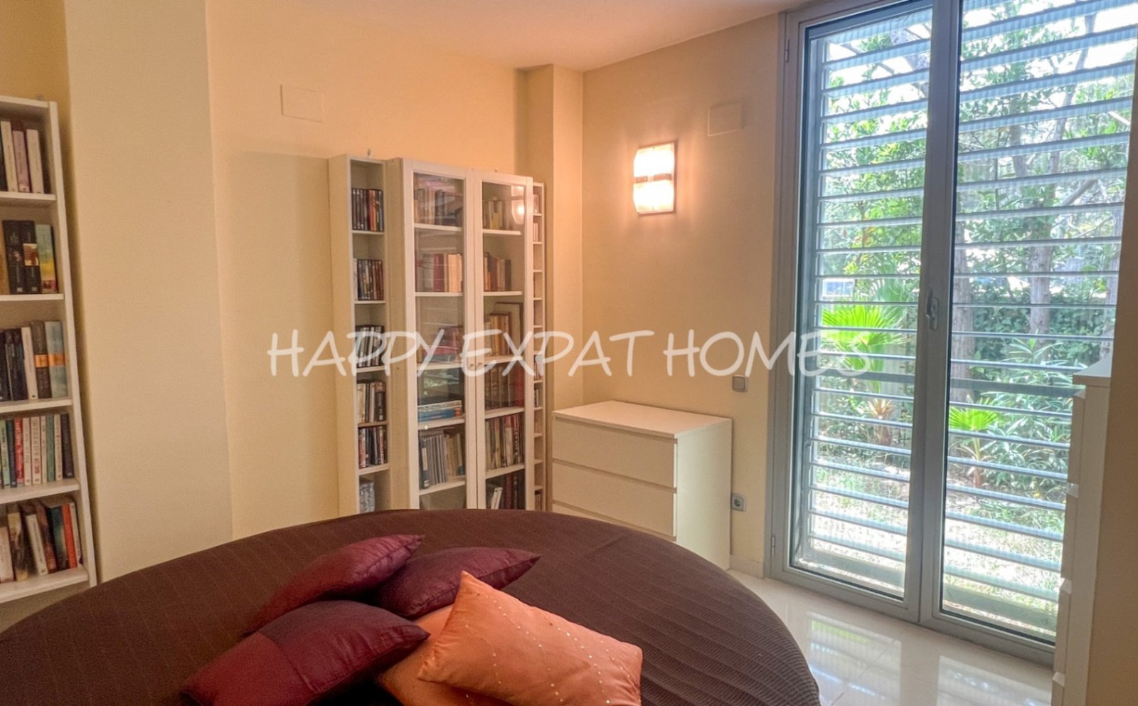 Wir lieben die Urbanisierung Casas del Mar, und dieses Duplex mit fünf Schlafzimmern und seiner wunderbaren Terrasse wird Ihr Herz stehlen.Von der ge