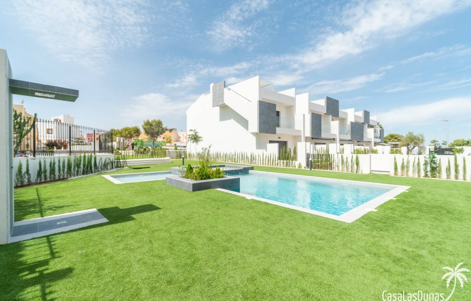  Luxuriöse Wohnanlage bestehend aus wunderschönen Apartments mit Blick auf den Salzsee von Torrevieja. Die Apartments verfügen über 3 geräumige Schlaf