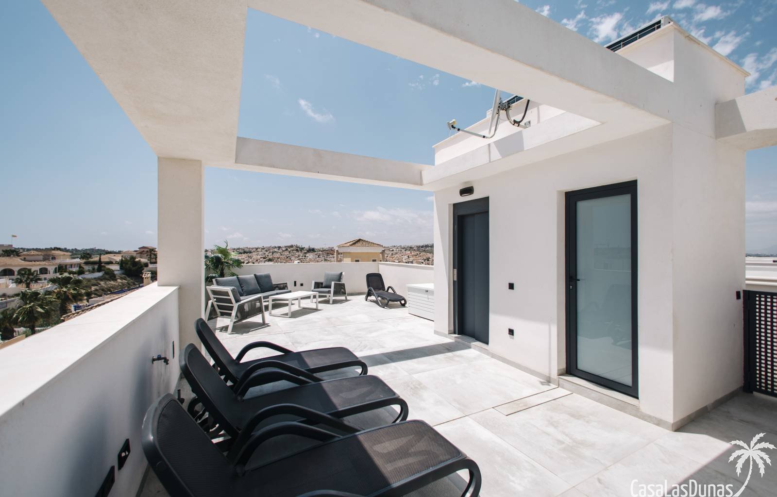  Sie suchen ein großes Haus mit privatem Pool, möchten aber in einer geschlossenen Wohnanlage wohnen? Suchen Sie also nicht weiter: Dieses Projekt ist