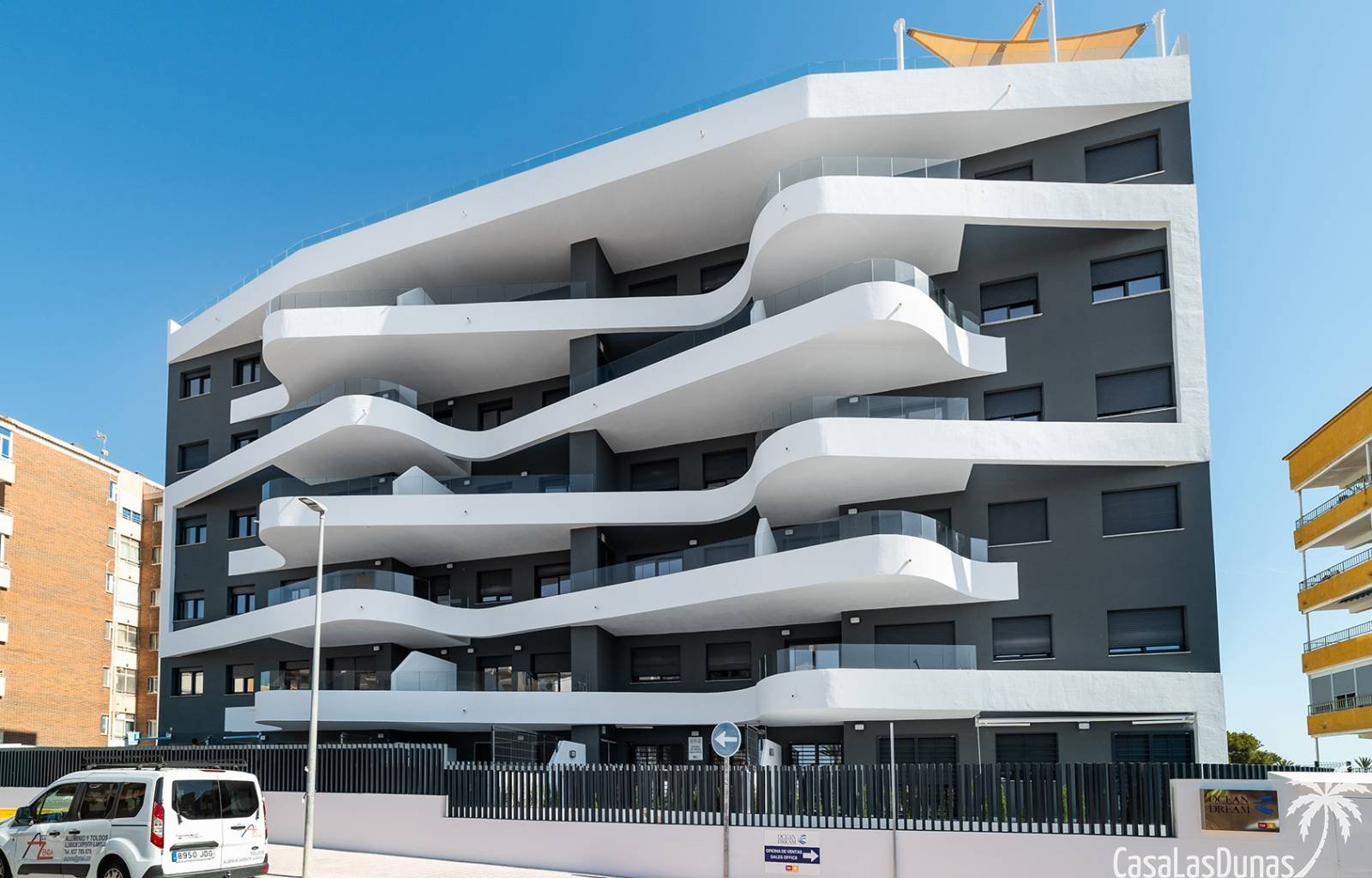  Nur wenige Gehminuten vom Strand entfernt, inmitten der Natur und dennoch in unmittelbarer Nähe zu allen Annehmlichkeiten: Dieses exklusive Neubaupro