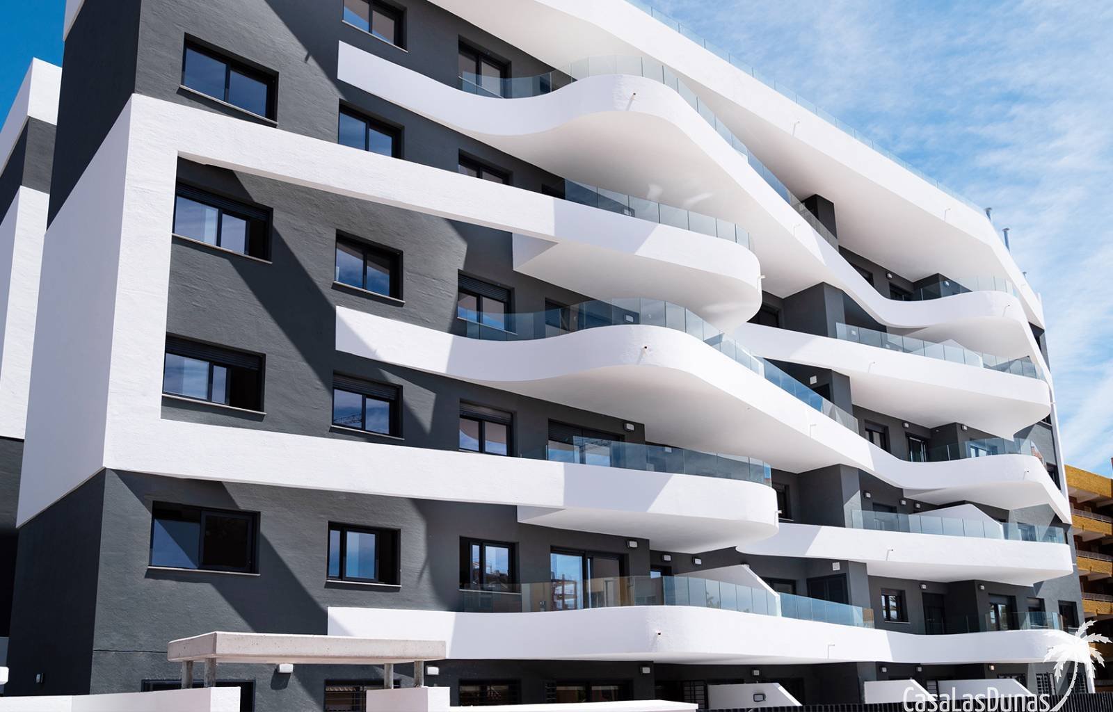  Nur wenige Gehminuten vom Strand entfernt, inmitten der Natur und dennoch in unmittelbarer Nähe zu allen Annehmlichkeiten: Dieses exklusive Neubaupro