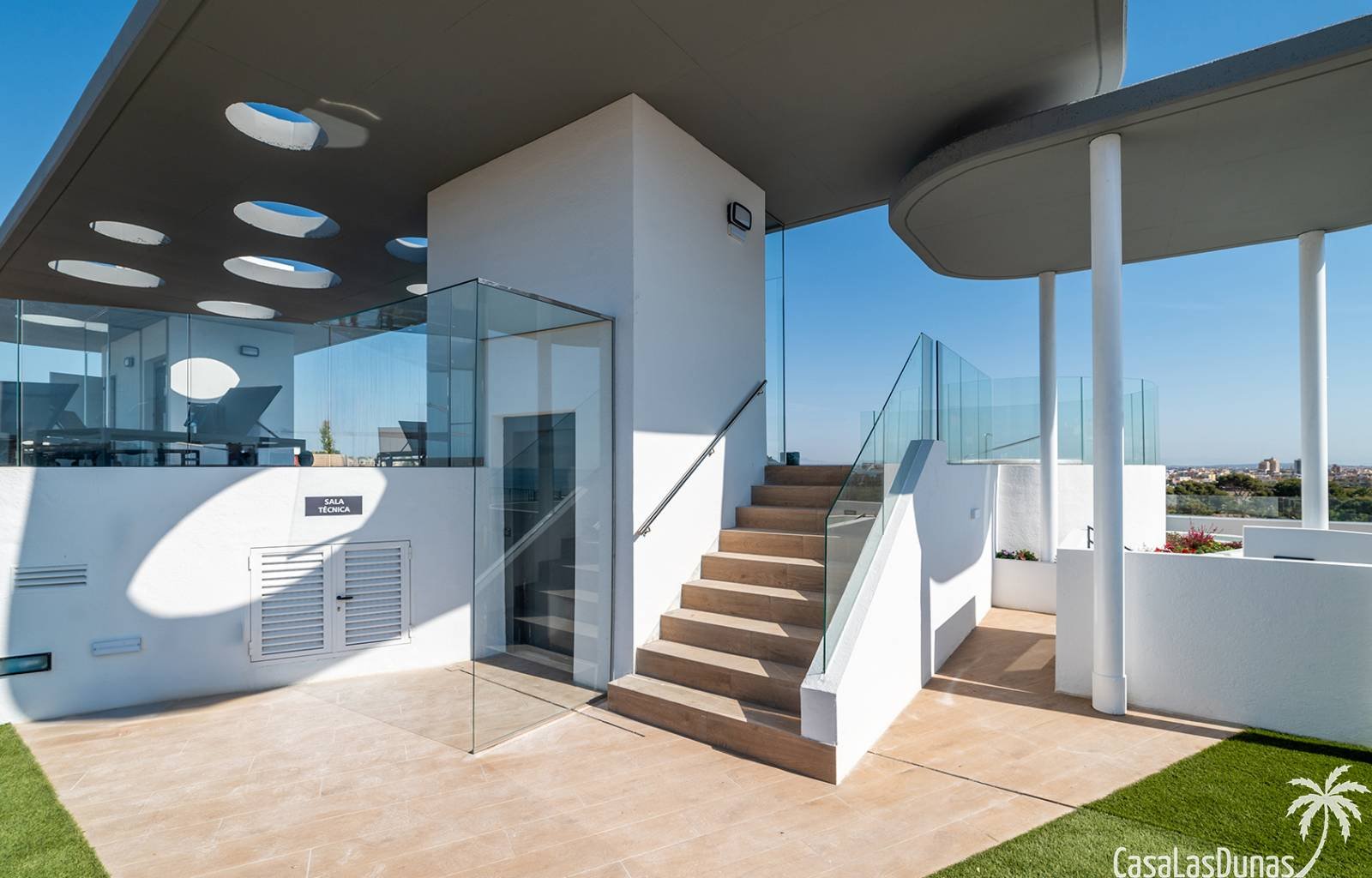  Nur wenige Gehminuten vom Strand entfernt, inmitten der Natur und dennoch in unmittelbarer Nähe zu allen Annehmlichkeiten: Dieses exklusive Neubaupro