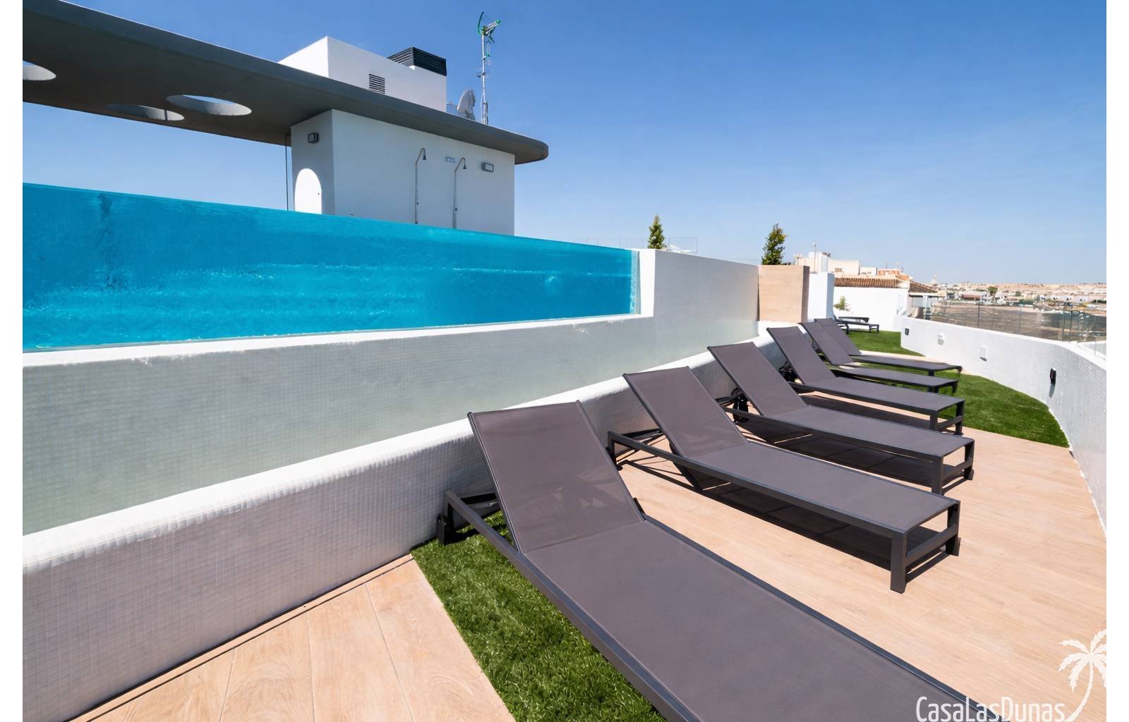  Nur wenige Gehminuten vom Strand entfernt, inmitten der Natur und dennoch in unmittelbarer Nähe zu allen Annehmlichkeiten: Dieses exklusive Neubaupro