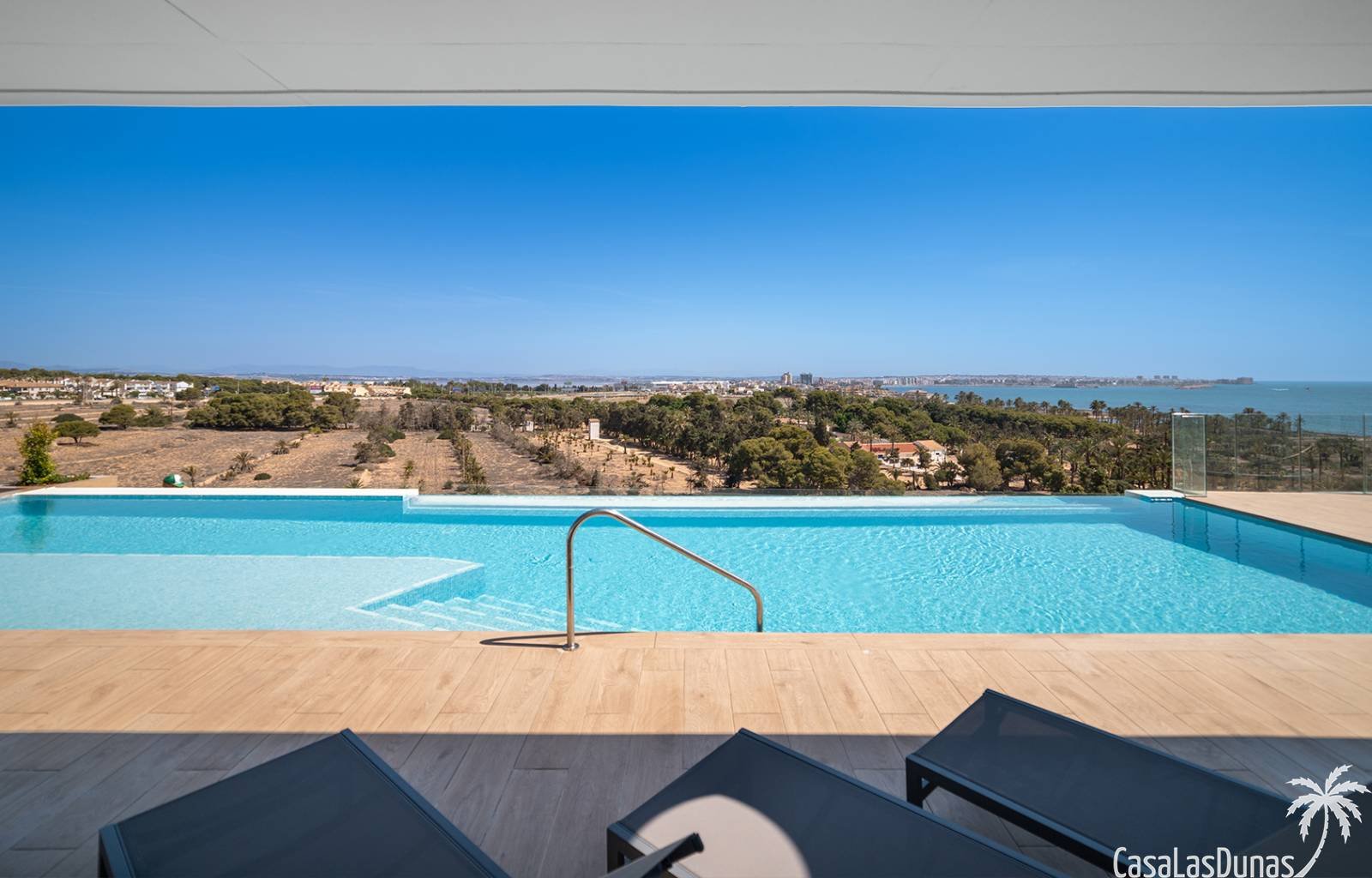  Nur wenige Gehminuten vom Strand entfernt, inmitten der Natur und dennoch in unmittelbarer Nähe zu allen Annehmlichkeiten: Dieses exklusive Neubaupro