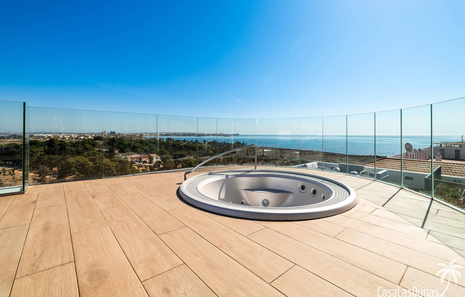  Nur wenige Gehminuten vom Strand entfernt, inmitten der Natur und dennoch in unmittelbarer Nähe zu allen Annehmlichkeiten: Dieses exklusive Neubaupro