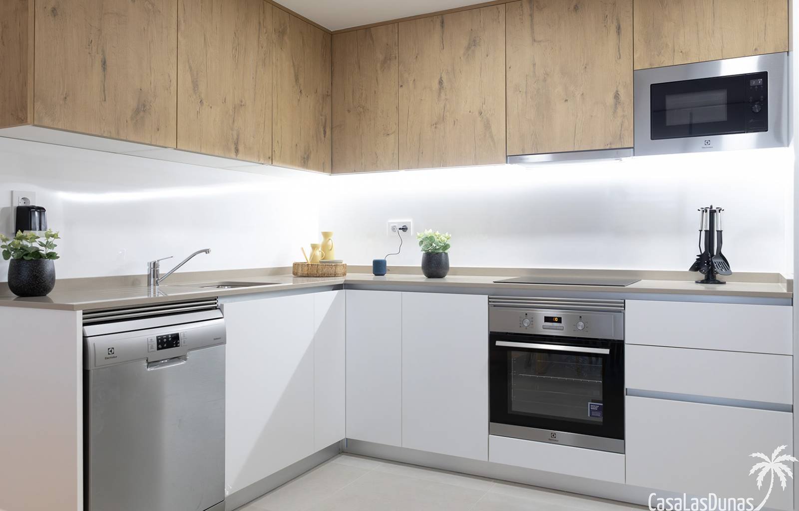  Nur wenige Gehminuten vom Strand entfernt, inmitten der Natur und dennoch in unmittelbarer Nähe zu allen Annehmlichkeiten: Dieses exklusive Neubaupro