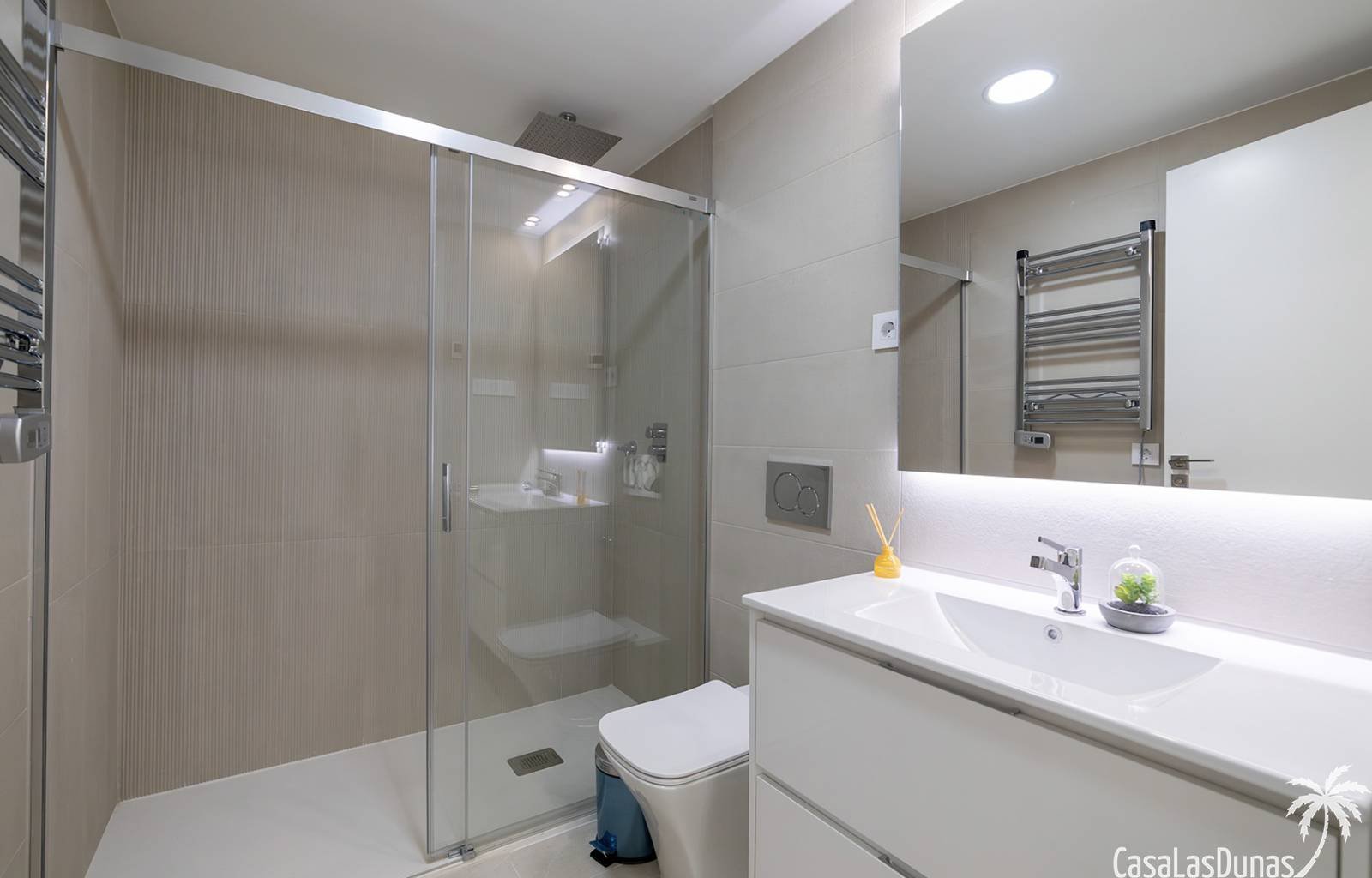  Nur wenige Gehminuten vom Strand entfernt, inmitten der Natur und dennoch in unmittelbarer Nähe zu allen Annehmlichkeiten: Dieses exklusive Neubaupro