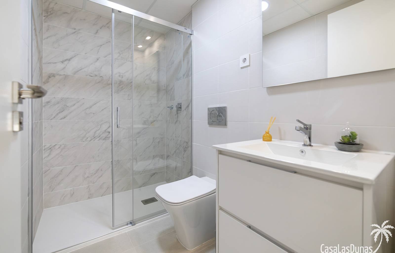  Nur wenige Gehminuten vom Strand entfernt, inmitten der Natur und dennoch in unmittelbarer Nähe zu allen Annehmlichkeiten: Dieses exklusive Neubaupro