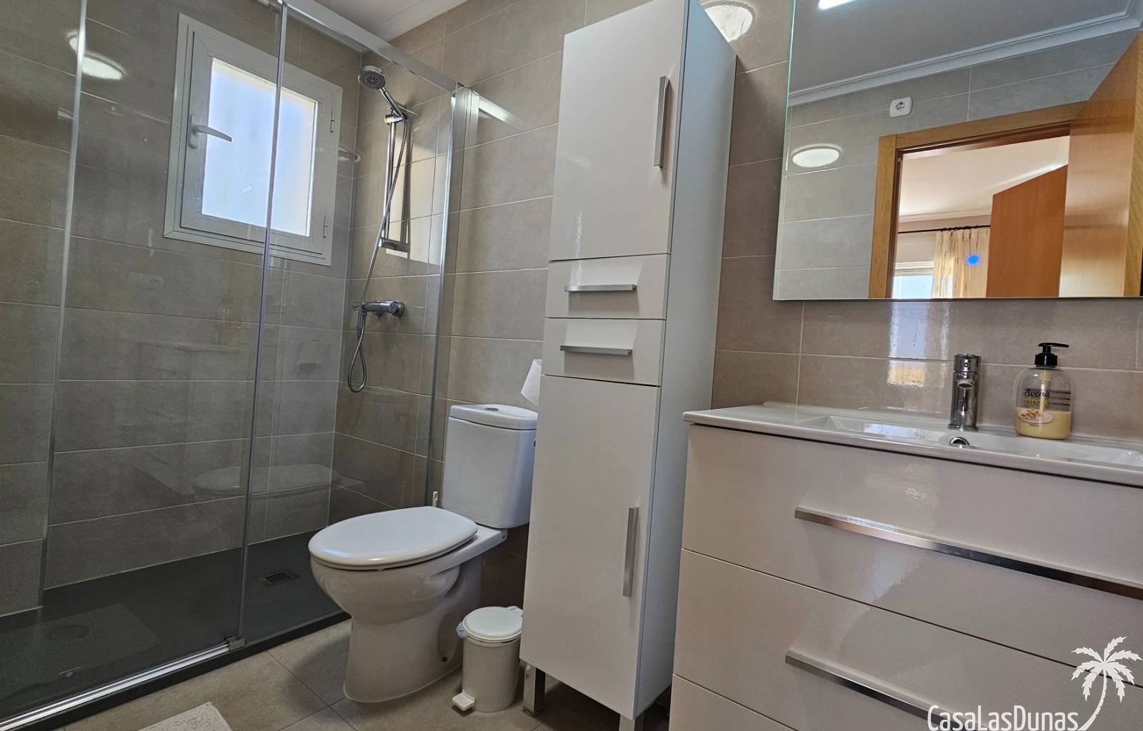  Nur wenige Schritte vom Strand und allen Annehmlichkeiten entfernt erwartet Sie dieses prächtige und geräumige Apartment mit sonniger Terrasse! Es ve