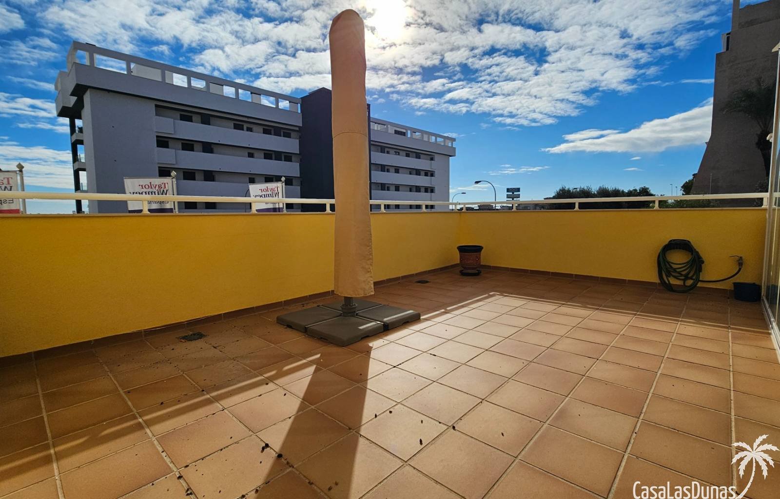  Nur wenige Schritte vom Strand und allen Annehmlichkeiten entfernt erwartet Sie dieses prächtige und geräumige Apartment mit sonniger Terrasse! Es ve