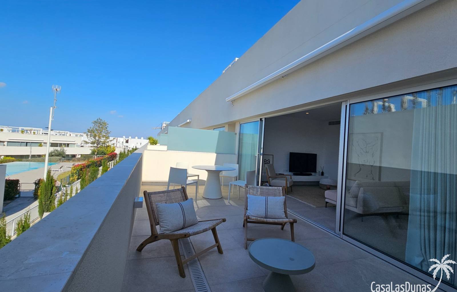  Nur knapp 4 Kilometer vom Mittelmeer entfernt, bietet diese prächtige Wohnung aus dem Jahr 2023 zwei Schlafzimmer, zwei Badezimmer, eine großzügige D