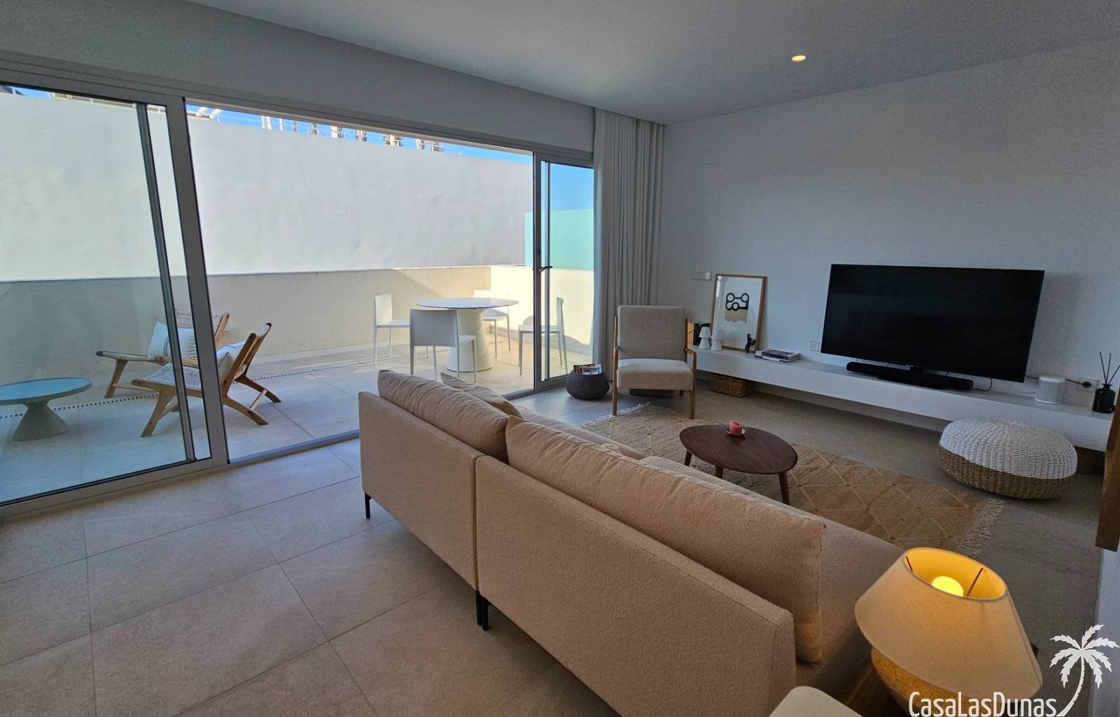  Nur knapp 4 Kilometer vom Mittelmeer entfernt, bietet diese prächtige Wohnung aus dem Jahr 2023 zwei Schlafzimmer, zwei Badezimmer, eine großzügige D