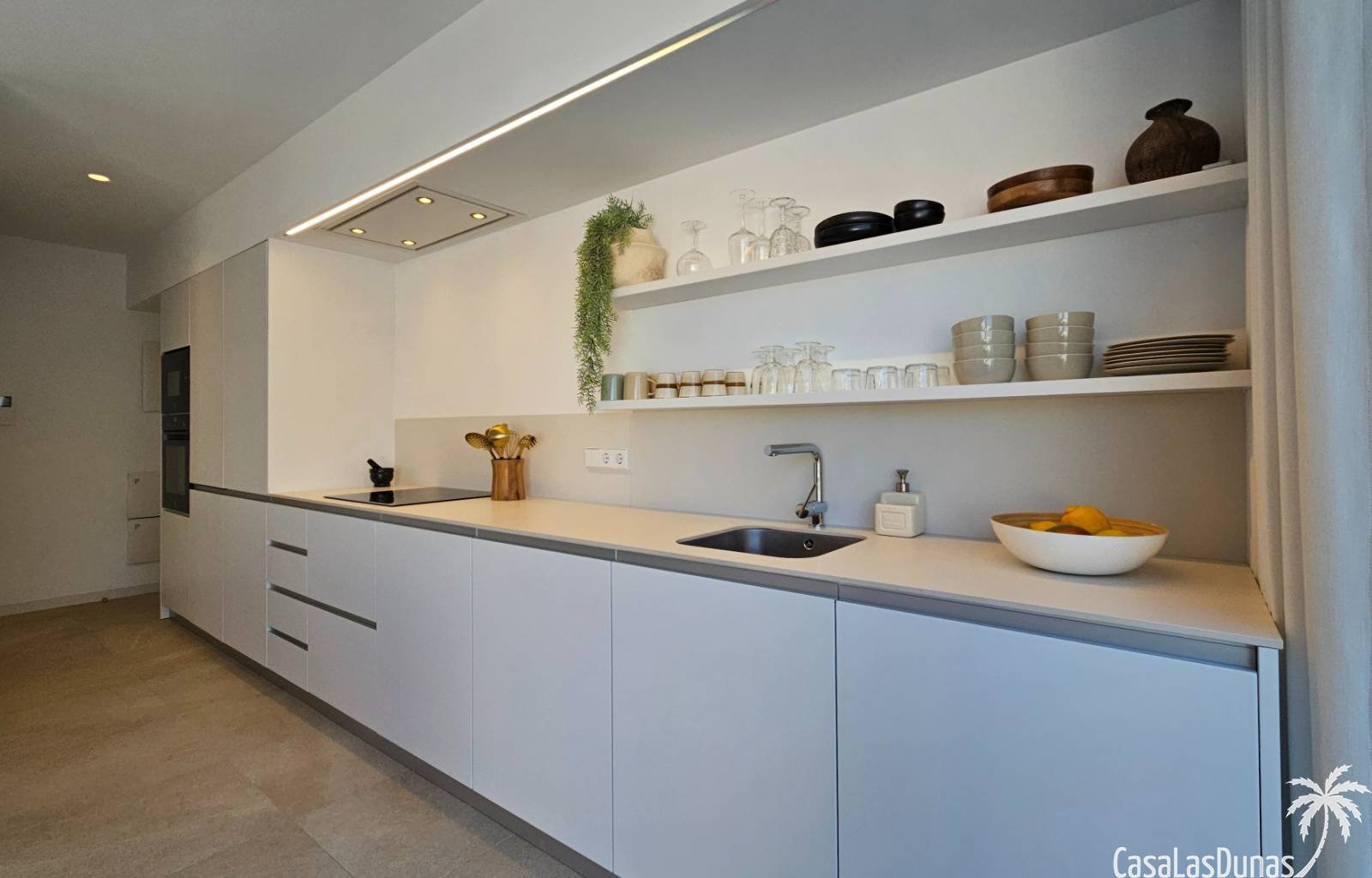  Nur knapp 4 Kilometer vom Mittelmeer entfernt, bietet diese prächtige Wohnung aus dem Jahr 2023 zwei Schlafzimmer, zwei Badezimmer, eine großzügige D