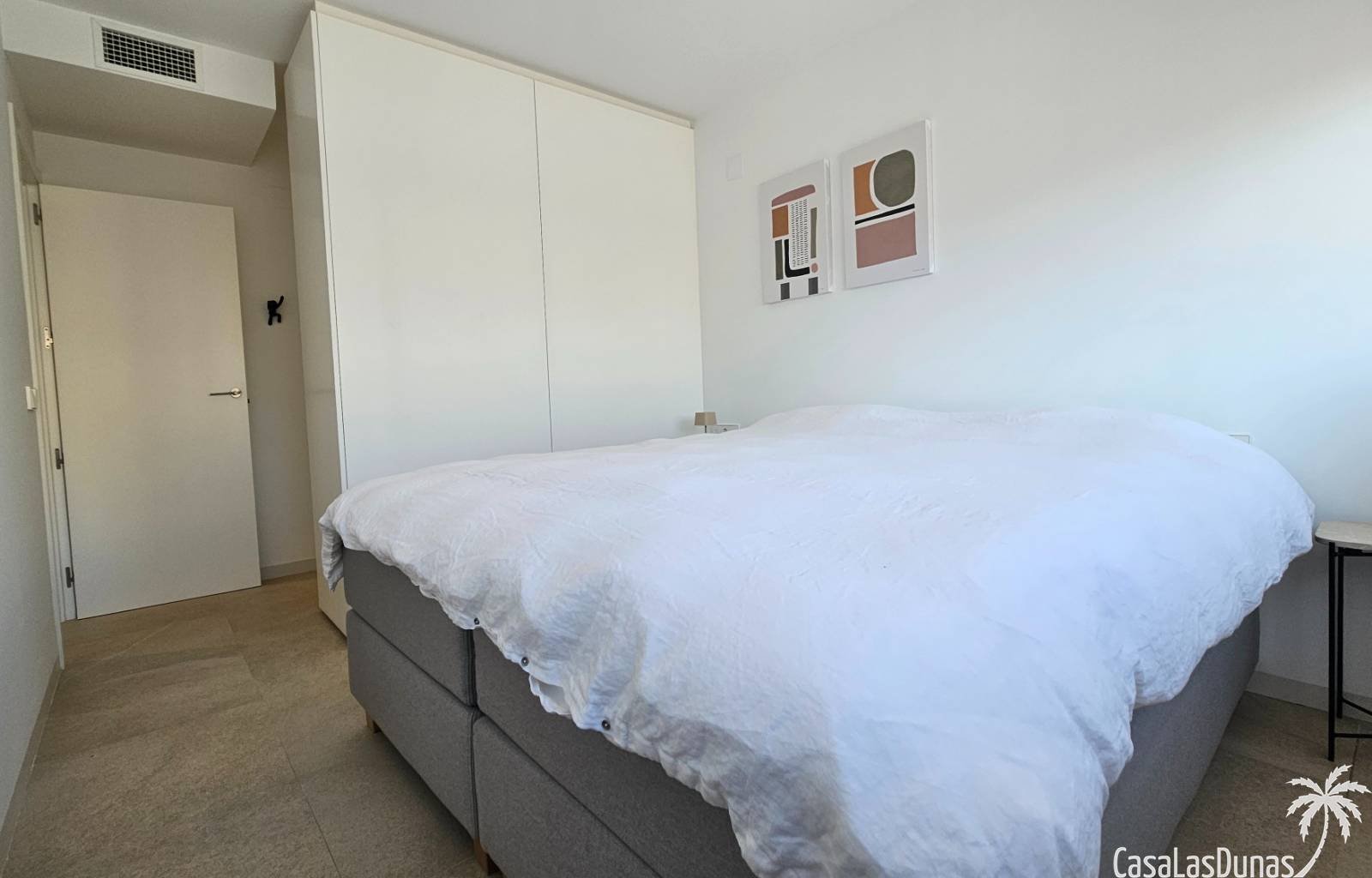  Nur knapp 4 Kilometer vom Mittelmeer entfernt, bietet diese prächtige Wohnung aus dem Jahr 2023 zwei Schlafzimmer, zwei Badezimmer, eine großzügige D