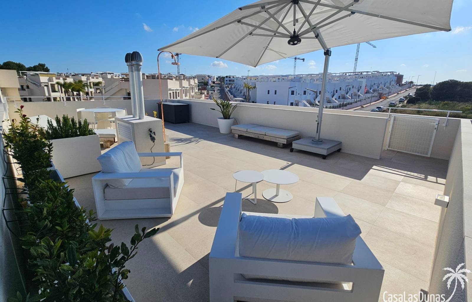  Nur knapp 4 Kilometer vom Mittelmeer entfernt, bietet diese prächtige Wohnung aus dem Jahr 2023 zwei Schlafzimmer, zwei Badezimmer, eine großzügige D