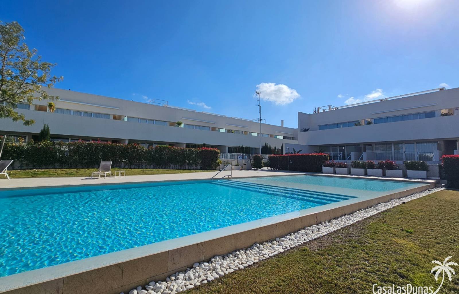  Nur knapp 4 Kilometer vom Mittelmeer entfernt, bietet diese prächtige Wohnung aus dem Jahr 2023 zwei Schlafzimmer, zwei Badezimmer, eine großzügige D