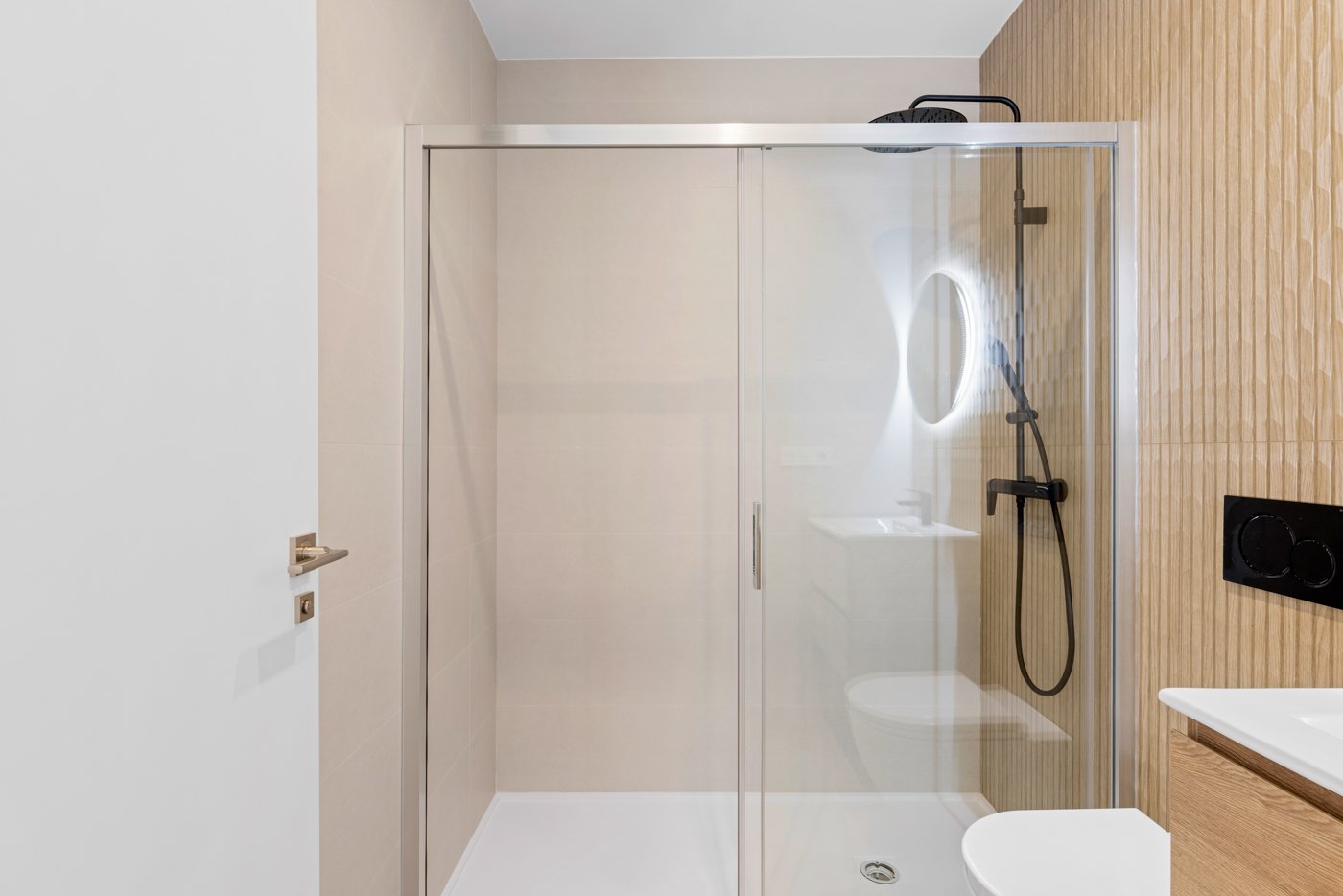  In der charmanten Stadt Benijófar gelegen, bietet dieser Wohnkomplex insgesamt 31 Wohnungen, die darauf ausgelegt sind, die Bedürfnisse der anspruchs