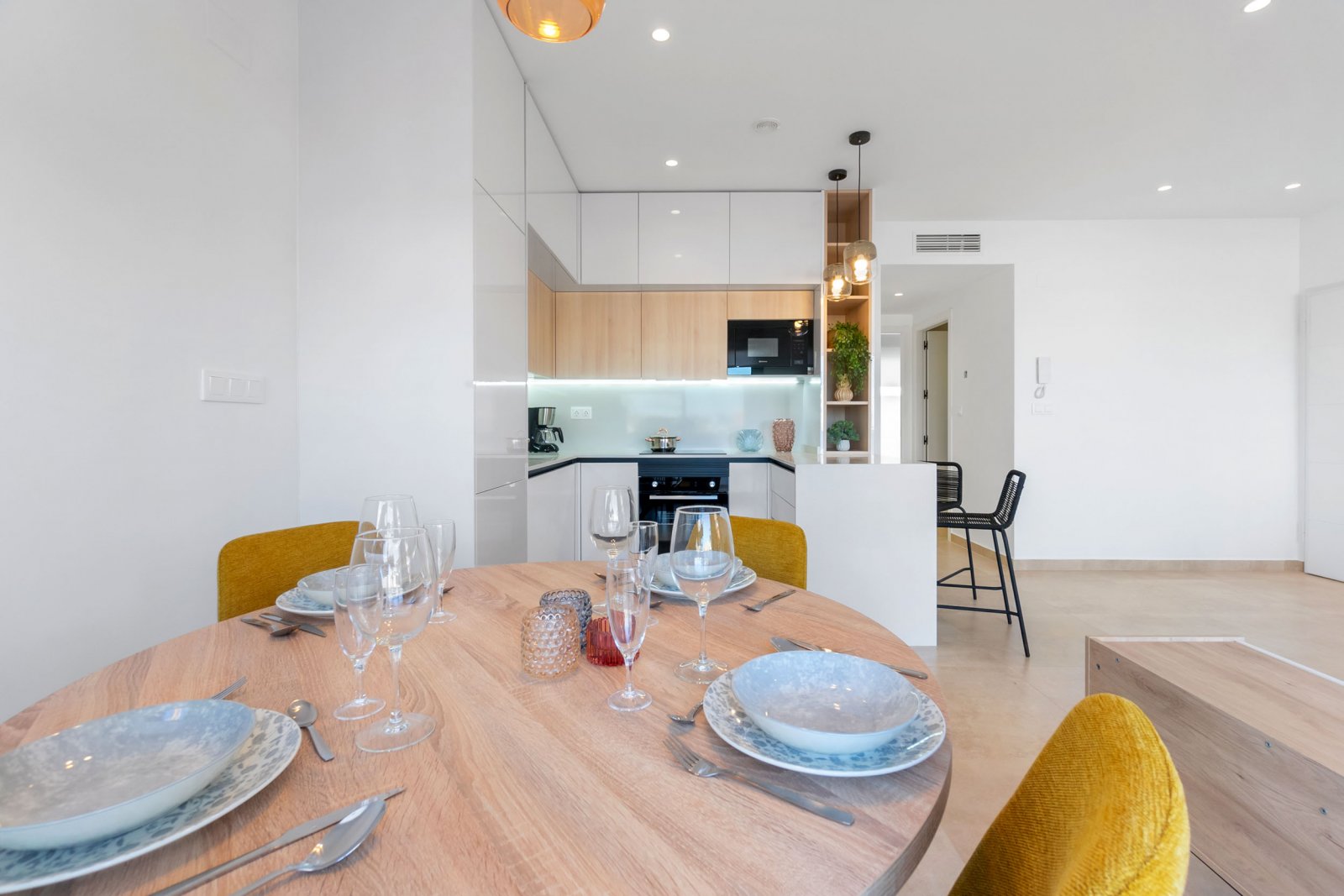  In der charmanten Stadt Torrevieja gelegen, bietet dieser Wohnkomplex eine Auswahl von 34 High-Bungalow- und Low-Bungalow-Immobilien. Diese Wohnungen