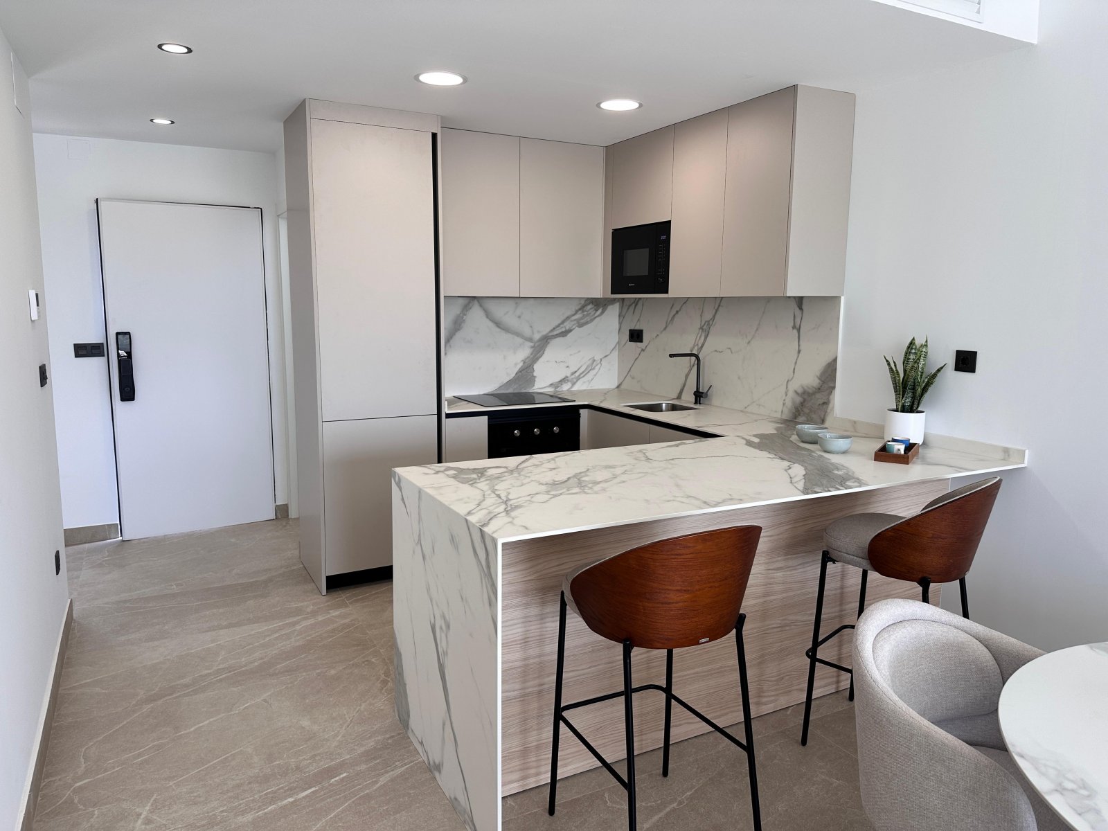  In der charmanten Stadt Los Alcázares gelegen, bietet diese Wohnanlage eine Vielzahl von Wohnmöglichkeiten, die unterschiedlichen Bedürfnissen gerech