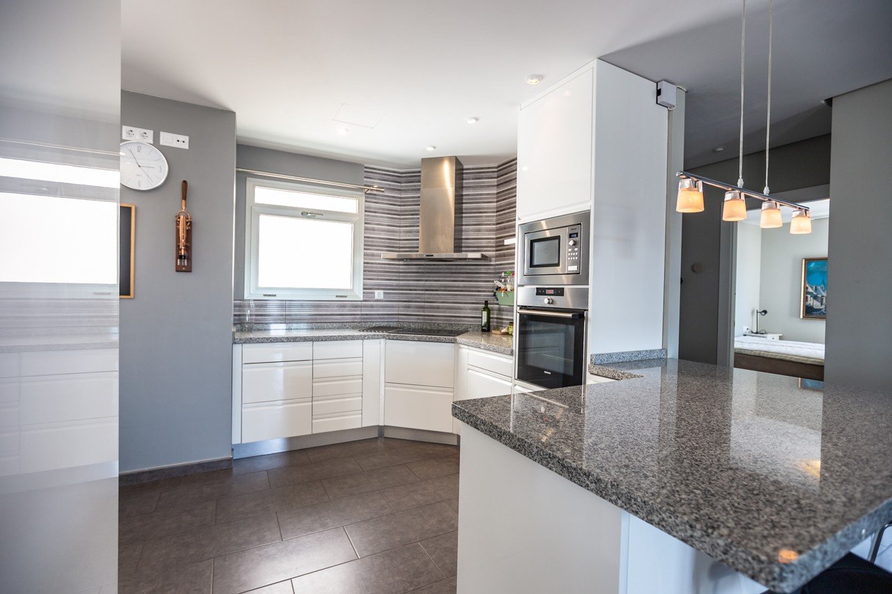  Erleben Sie luxuriöses Leben an der Küste in diesem atemberaubenden Penthouse-Wohnung zum Verkauf in der begehrten Gegend von Villamartin. Eigentlich