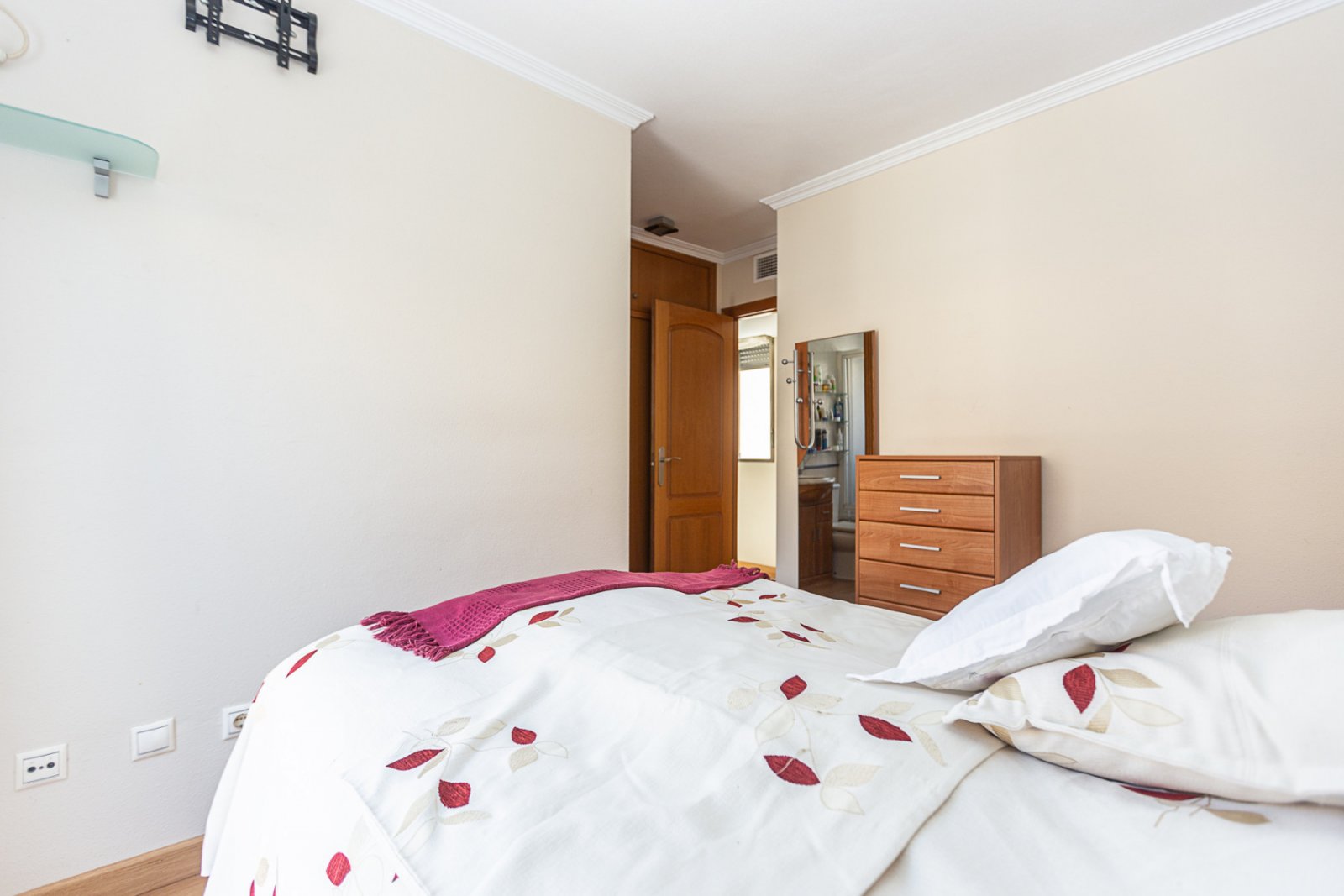  Penthouse in der fünften Etage, das Luxus, Komfort und eine beneidenswerte Lage bietet. Mit drei Schlafzimmern und zwei Bädern, einschließlich eines 