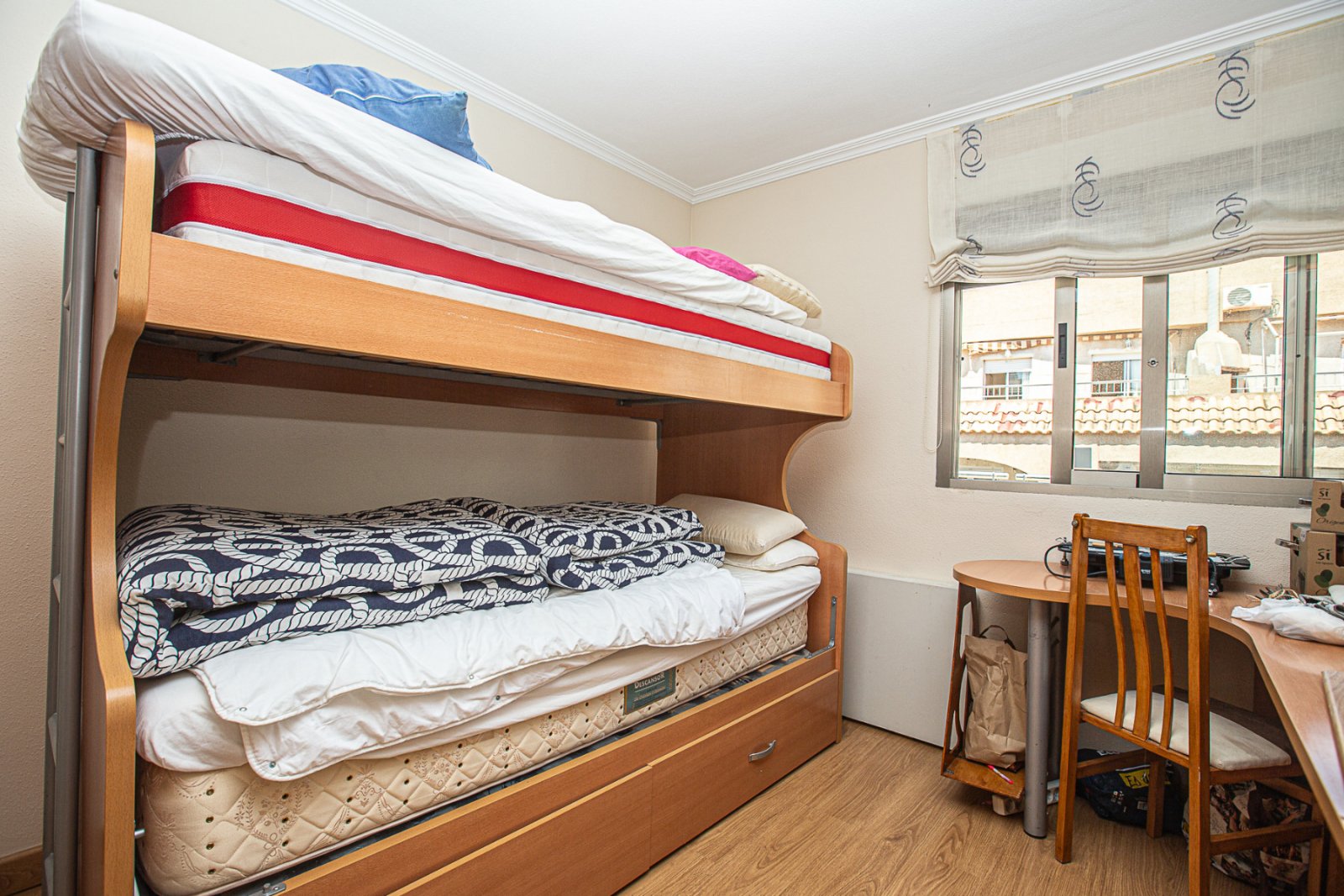  Penthouse in der fünften Etage, das Luxus, Komfort und eine beneidenswerte Lage bietet. Mit drei Schlafzimmern und zwei Bädern, einschließlich eines 