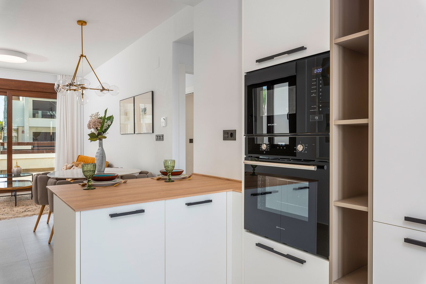  Erleben Sie den ultimativen mediterranen Lebensstil in diesem atemberaubenden Bungalow im obersten Stockwerk mit 2 Schlafzimmern und 2 Bädern an der 