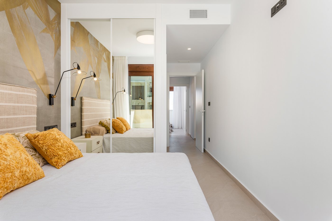  Erleben Sie den ultimativen mediterranen Lebensstil in diesem atemberaubenden Bungalow im obersten Stockwerk mit 2 Schlafzimmern und 2 Bädern an der 