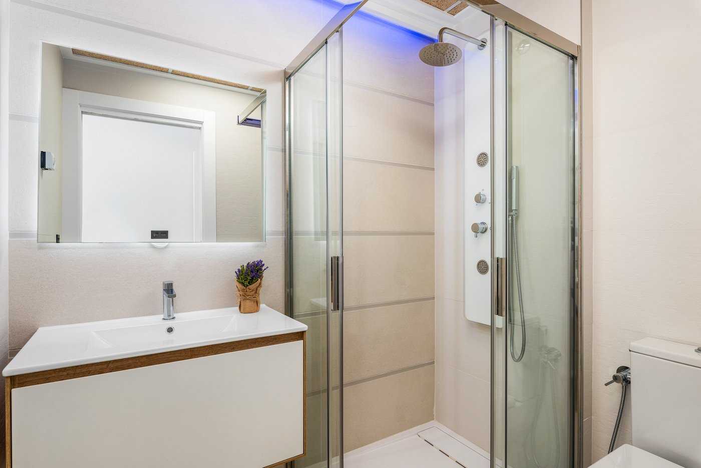  Erleben Sie den ultimativen mediterranen Lebensstil in diesem atemberaubenden Bungalow im obersten Stockwerk mit 2 Schlafzimmern und 2 Bädern an der 