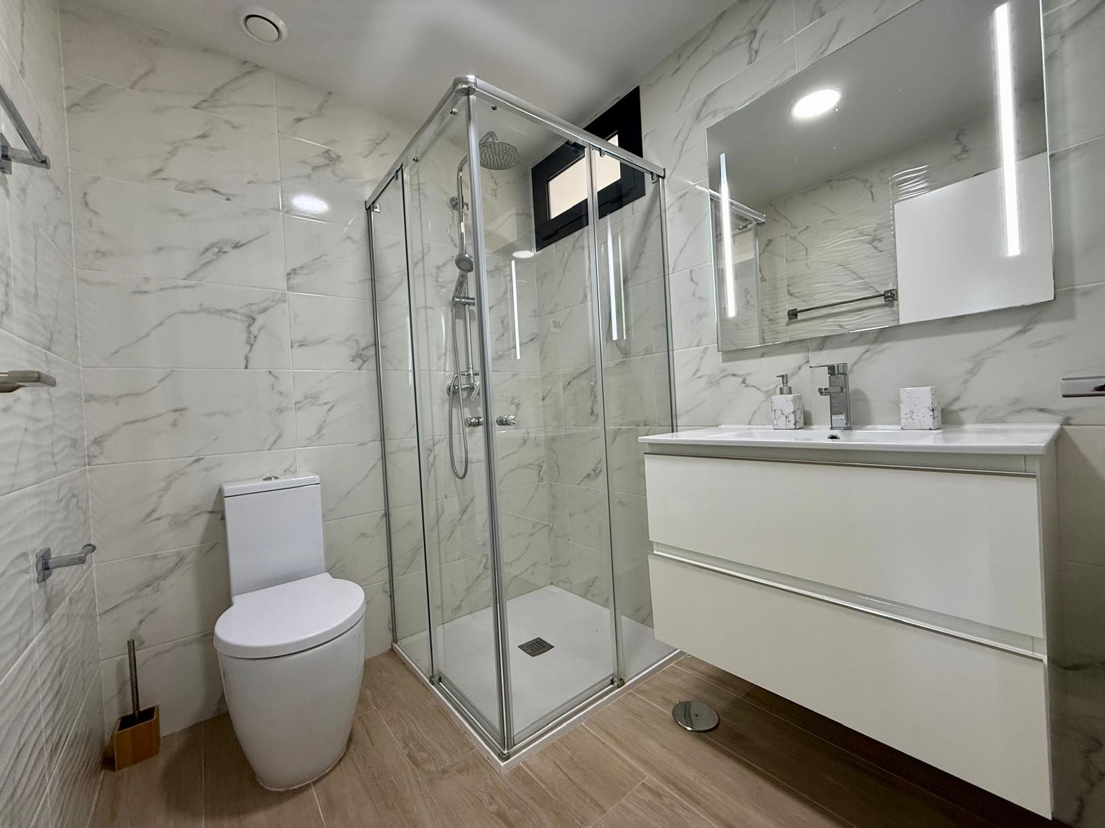   Modern ground floor apartment with large east facing garden area which has sun until early afternoon.  &amp;#13;&amp;#13;
On the western s