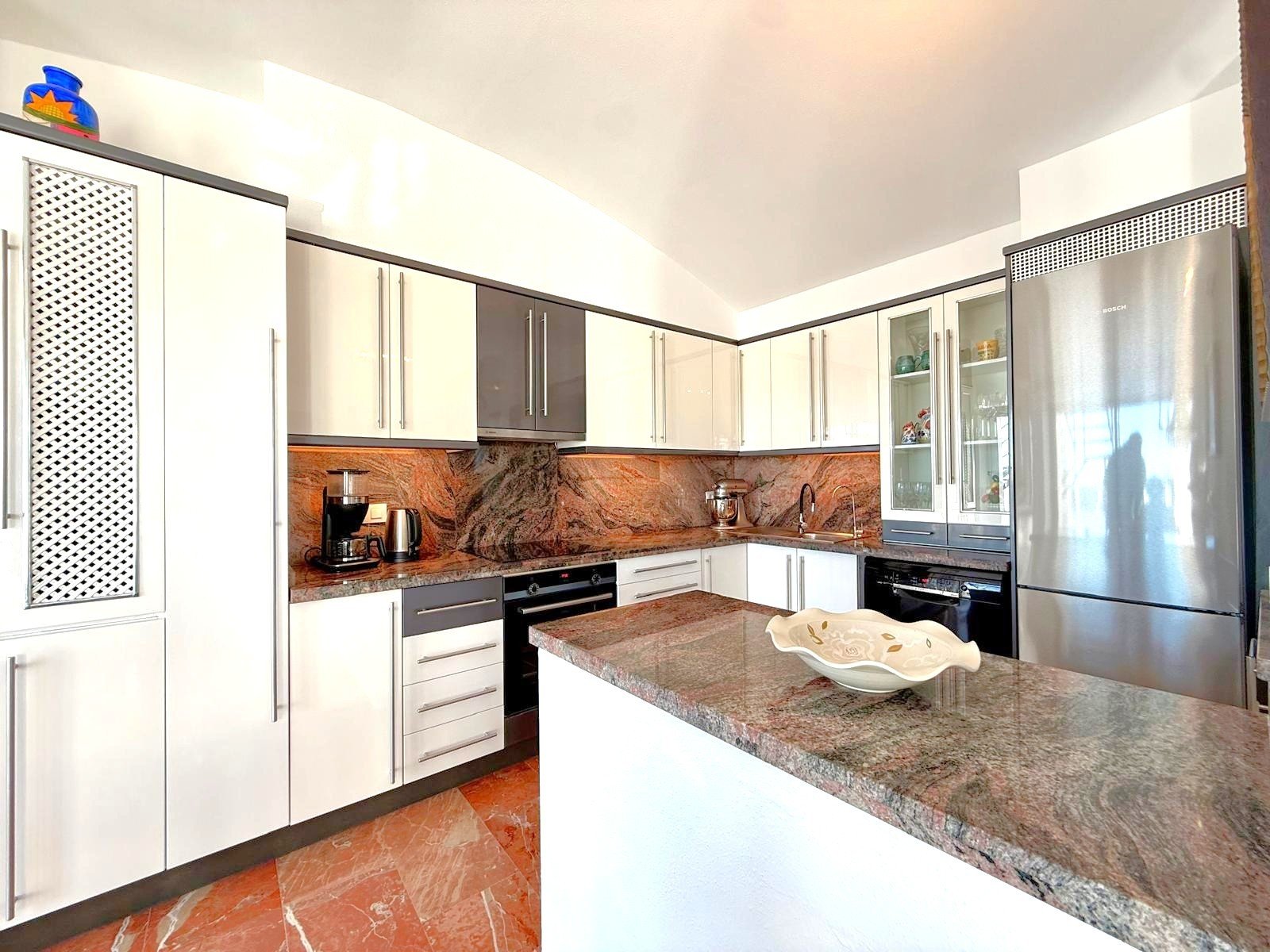   A 132 m2, large, bright and well distributed 3 bed 3 bath property.&amp;#13;&amp;#13;
The stunning entrance hall is followed by an approxi