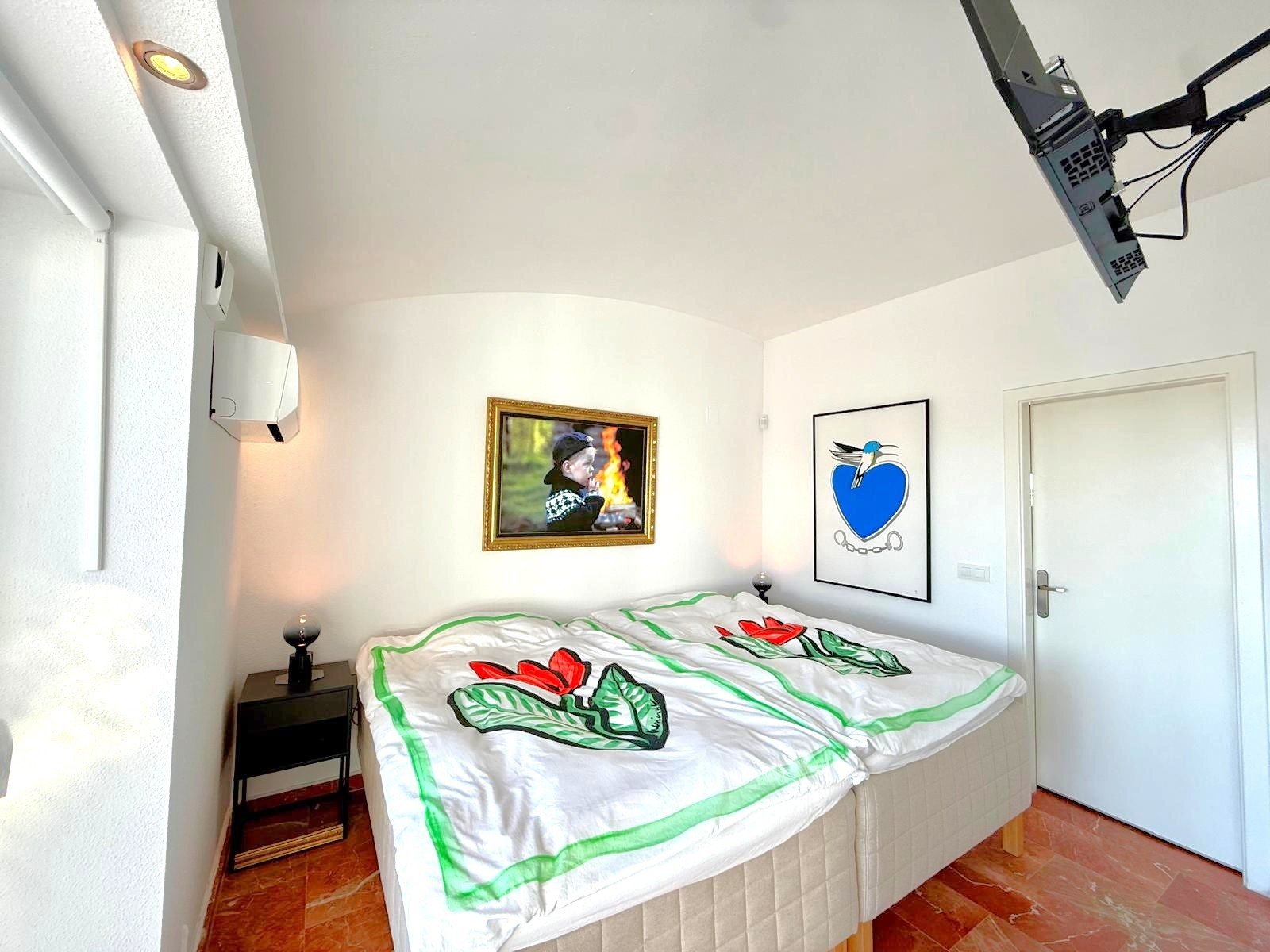   A 132 m2, large, bright and well distributed 3 bed 3 bath property.&amp;#13;&amp;#13;
The stunning entrance hall is followed by an approxi