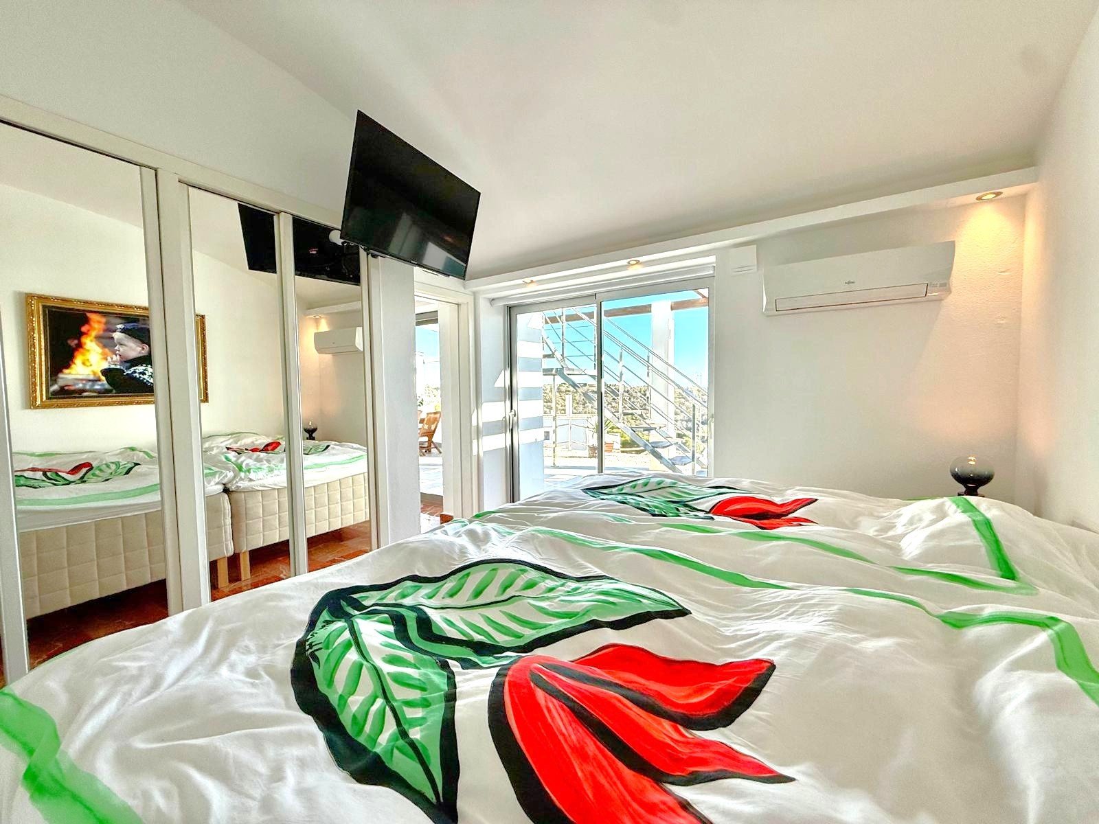   A 132 m2, large, bright and well distributed 3 bed 3 bath property.&amp;#13;&amp;#13;
The stunning entrance hall is followed by an approxi