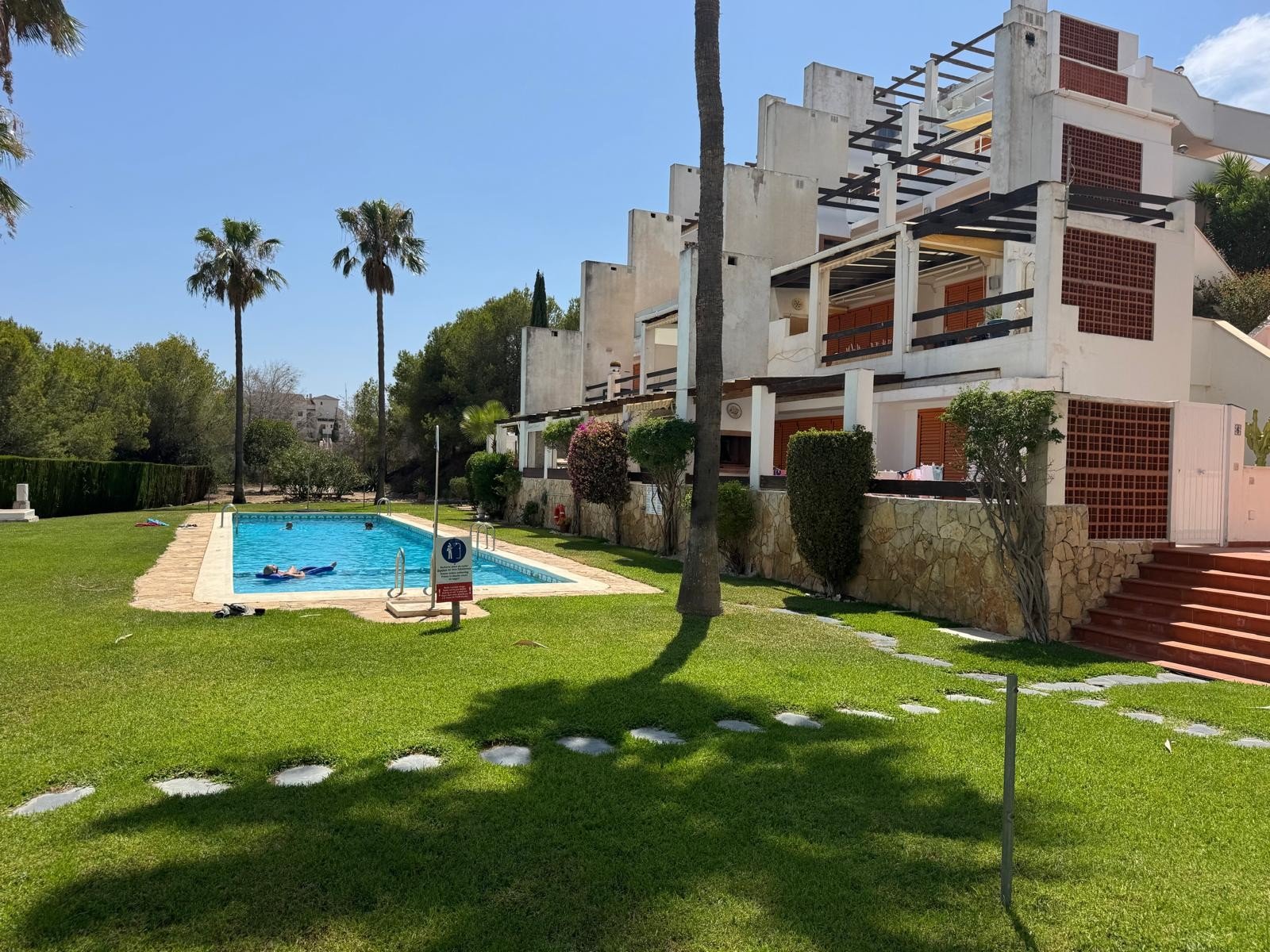   This beautifully maintained Claveles-style apartment is presented in immaculate condition and offers generous indoor and outdoor living spaces. Boas