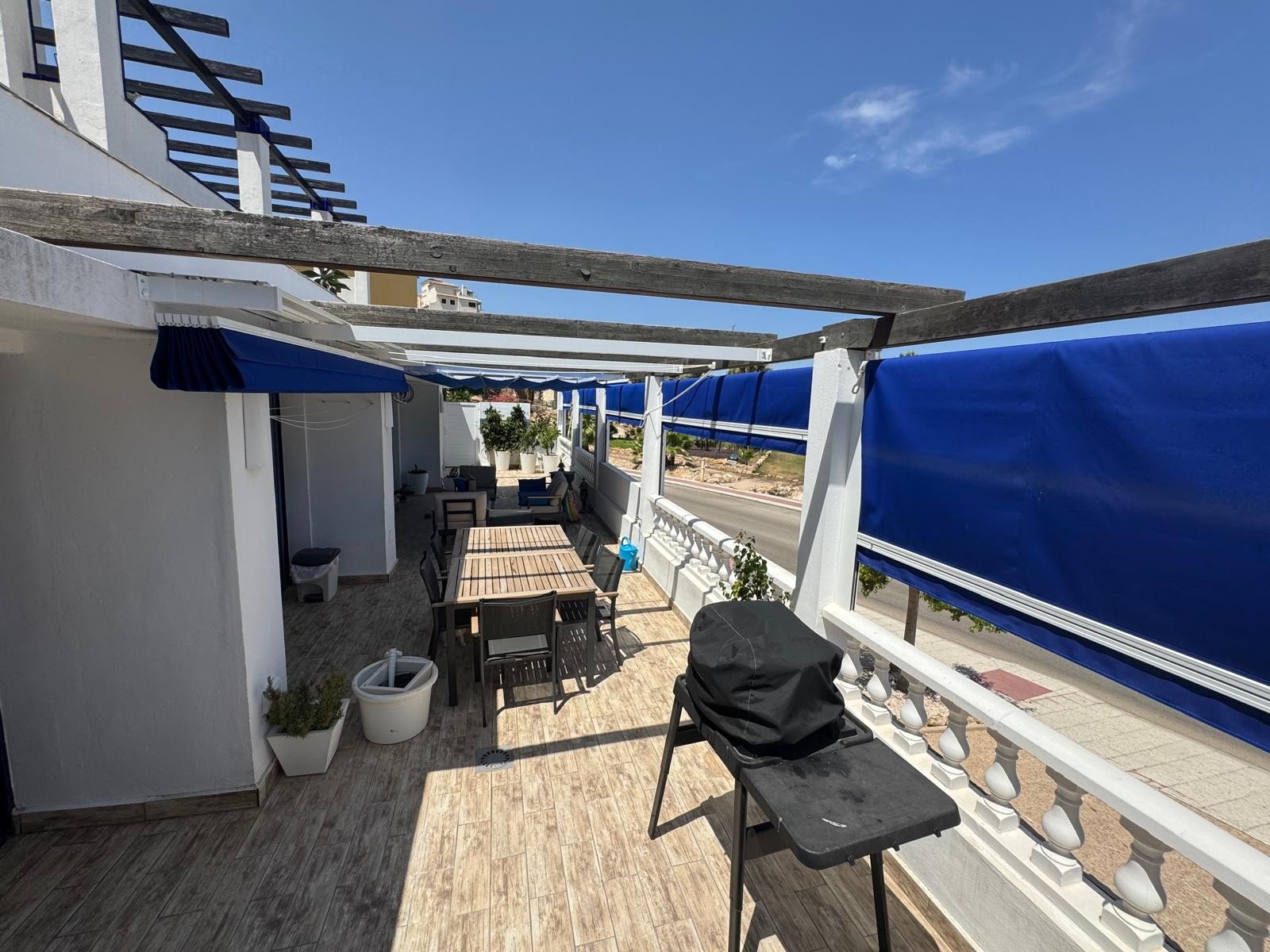   This beautifully maintained Claveles-style apartment is presented in immaculate condition and offers generous indoor and outdoor living spaces. Boas