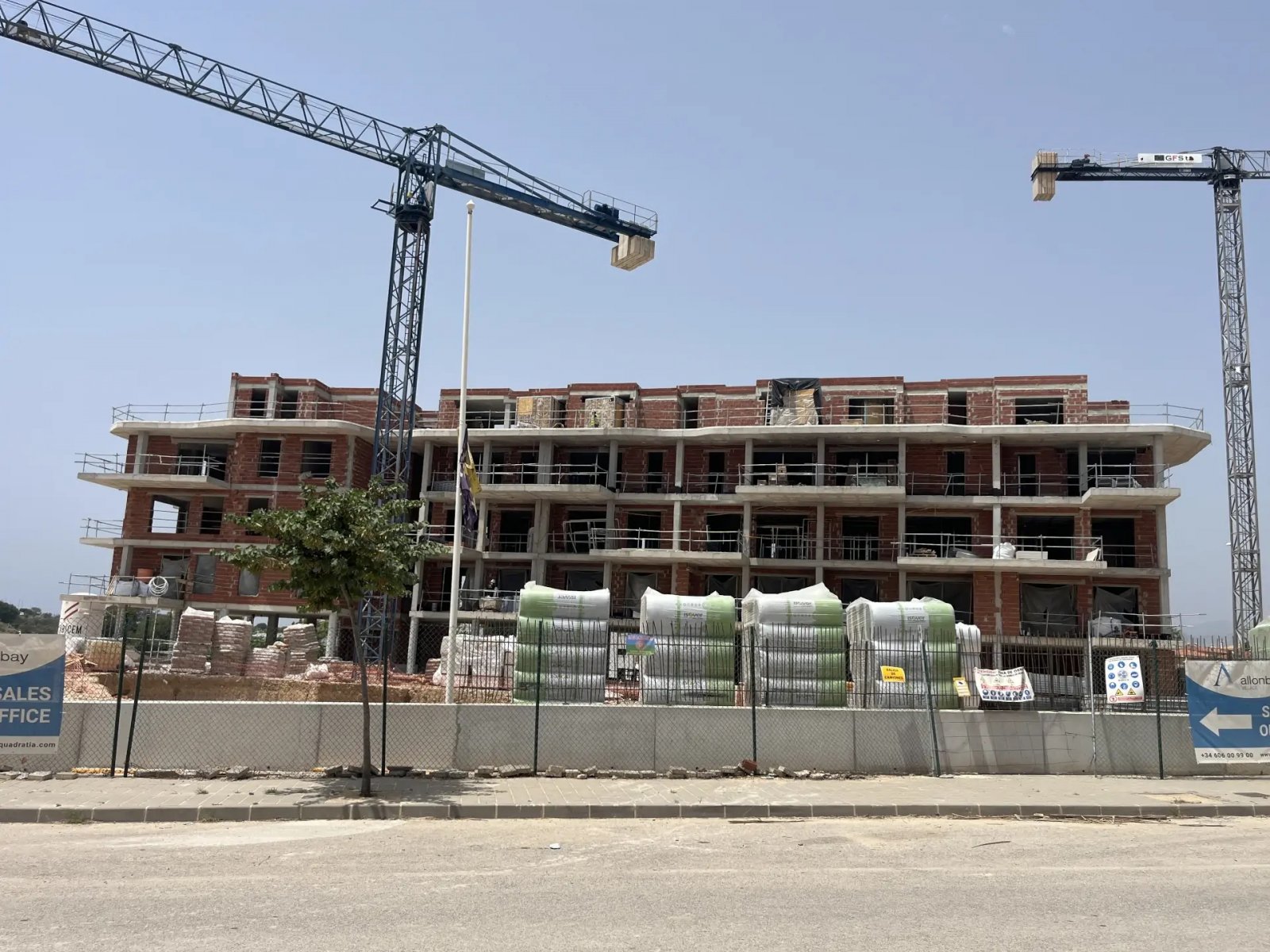  In der charmanten Stadt La Vila Joiosa gelegen, bietet diese Wohnanlage eine Auswahl von 23 Wohneinheiten, darunter Apartments, Erdgeschosse und Pent