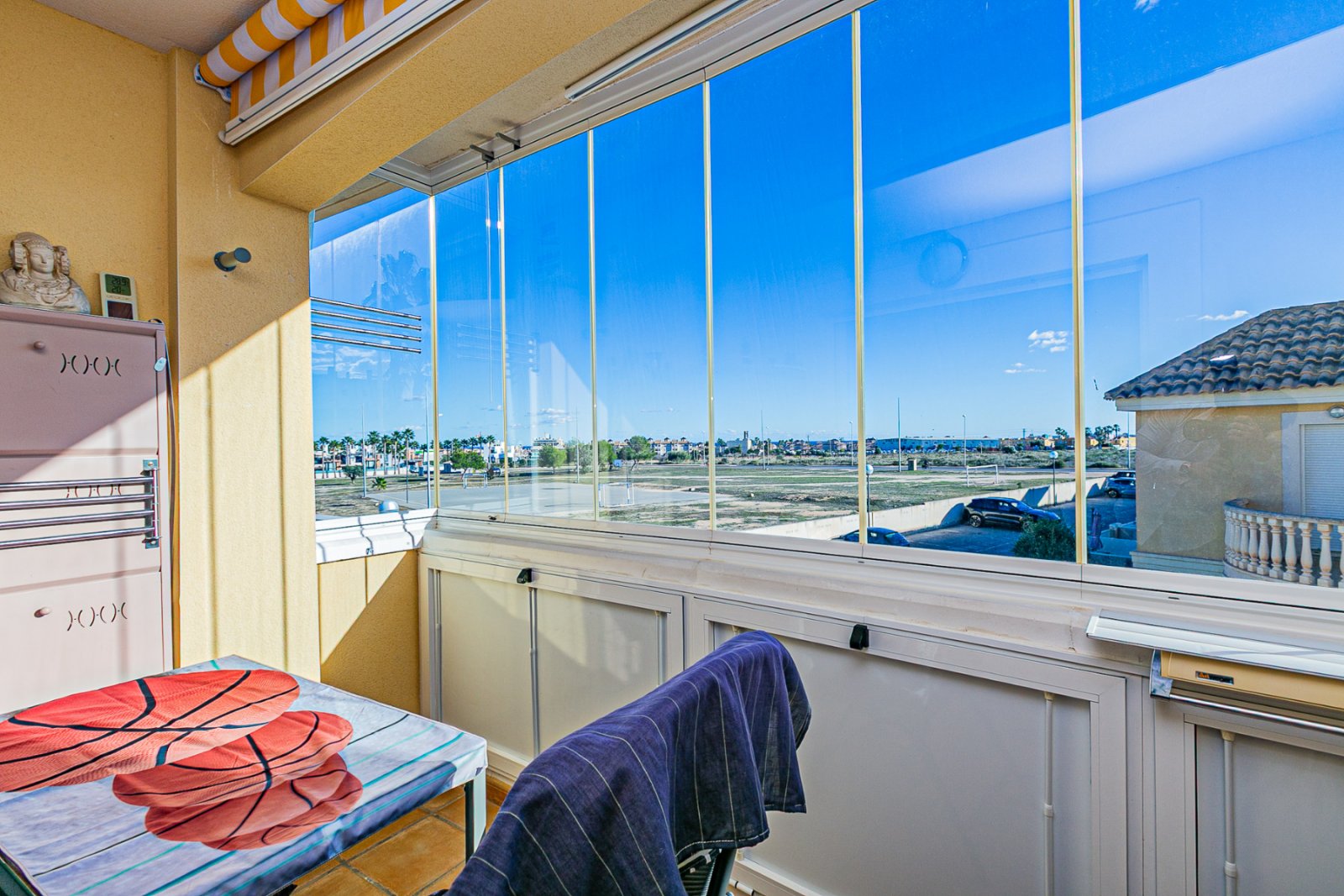  Diese makellose Wohnung im ersten Stock besticht durch ihr modernes Design, hochwertige Ausstattungen und ihren ausgezeichneten Erhaltungszustand – e