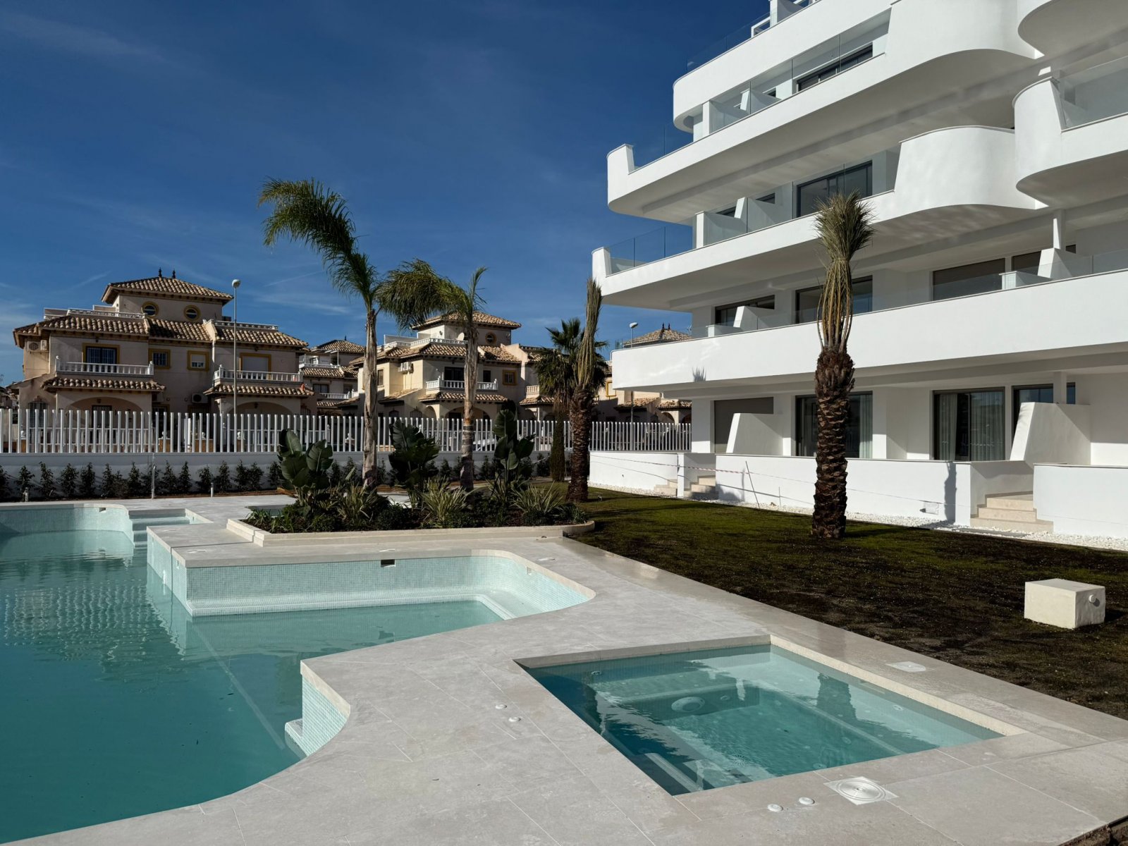  In der prestigeträchtigen Gegend von Cabo Roig gelegen, bietet diese Wohnanlage eine Auswahl von 23 Immobilien, darunter Apartments, Erdgeschosswohnu