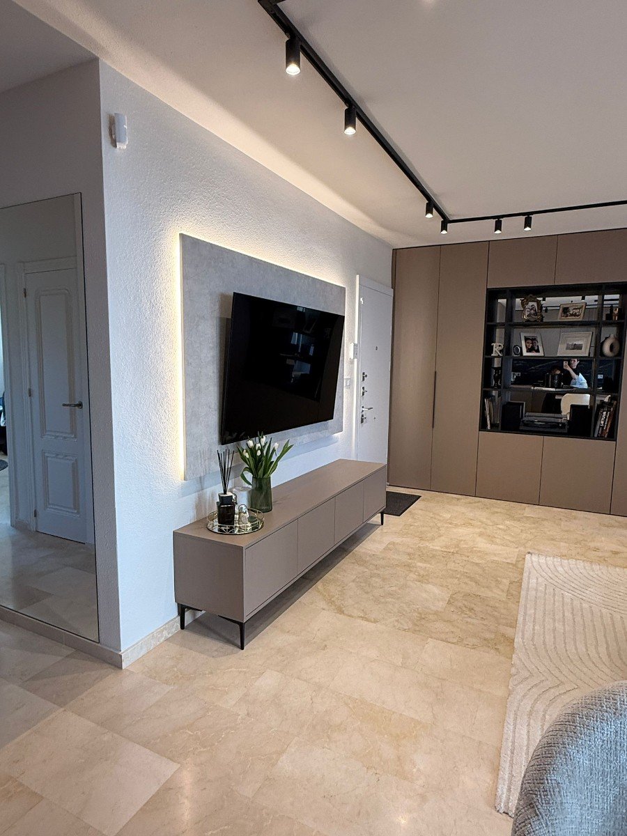   This beautifully renovated and fully furnished 138m² apartment offers spacious, modern living with high-quality finishes throughout. Designed for co